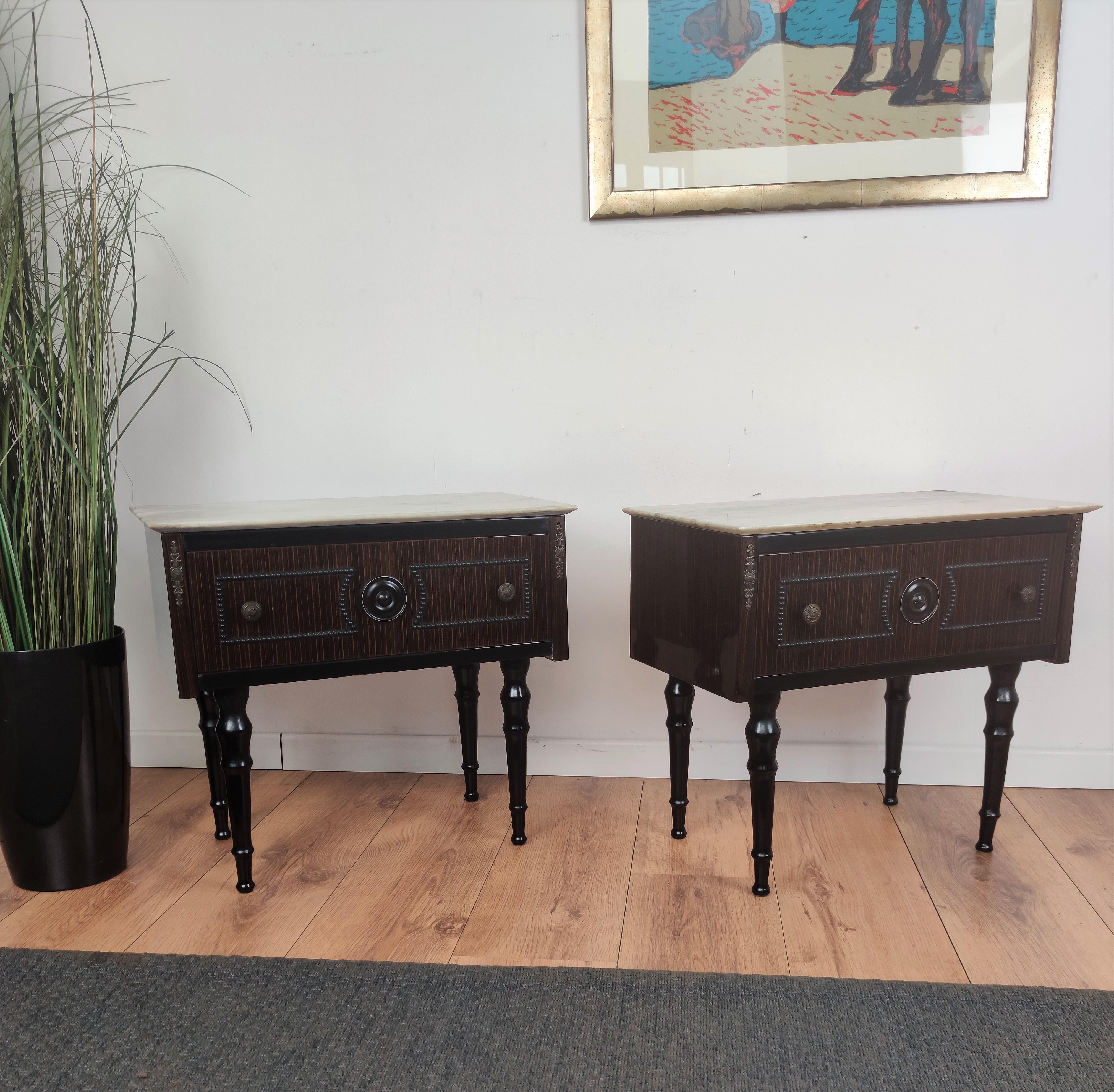 Pair of Mid-Century Italian Art Deco Nightstands Bedside Tables White Marble Top In Good Condition In Carimate, Como
