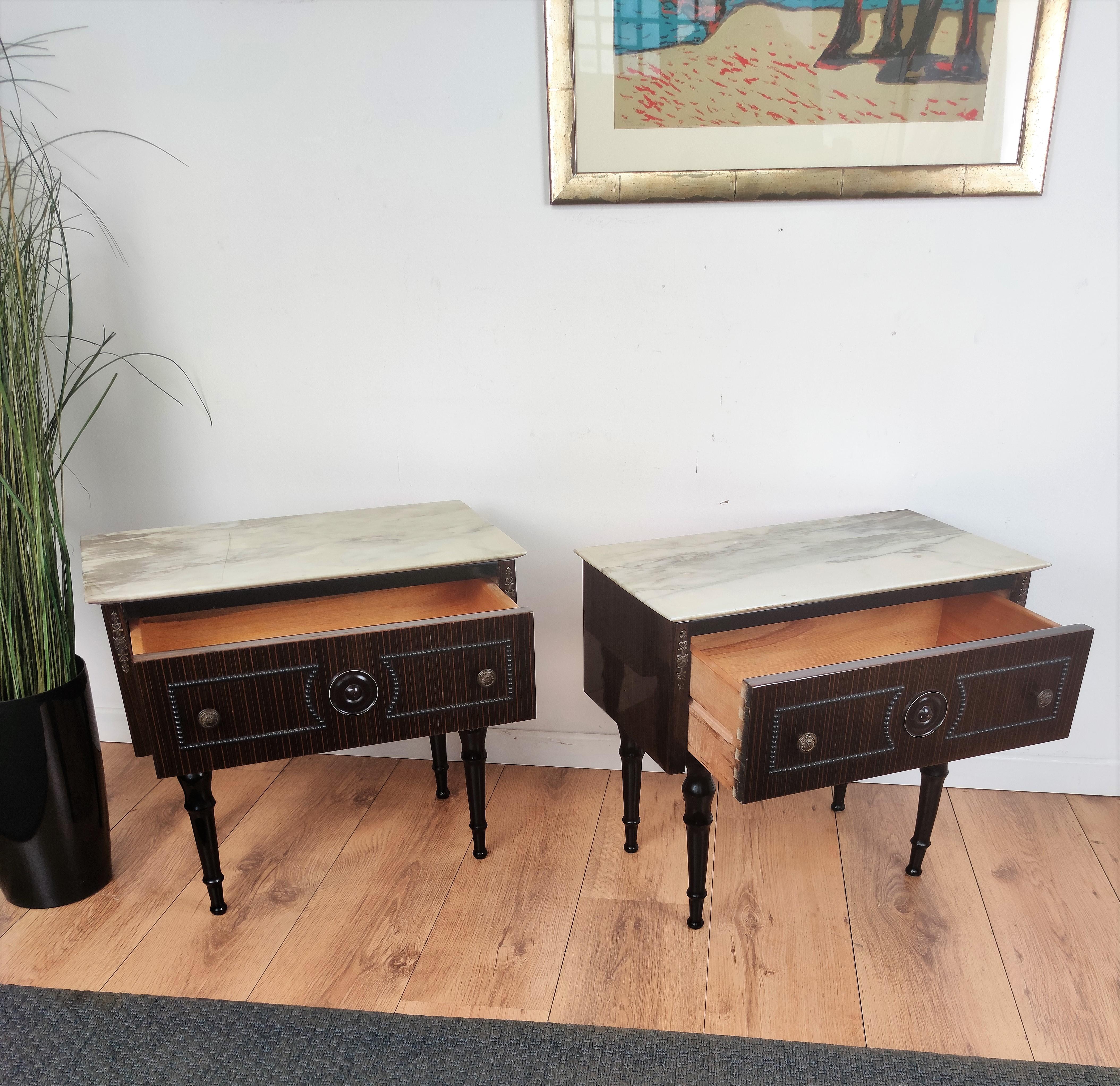 Brass Pair of Mid-Century Italian Art Deco Nightstands Bedside Tables White Marble Top For Sale