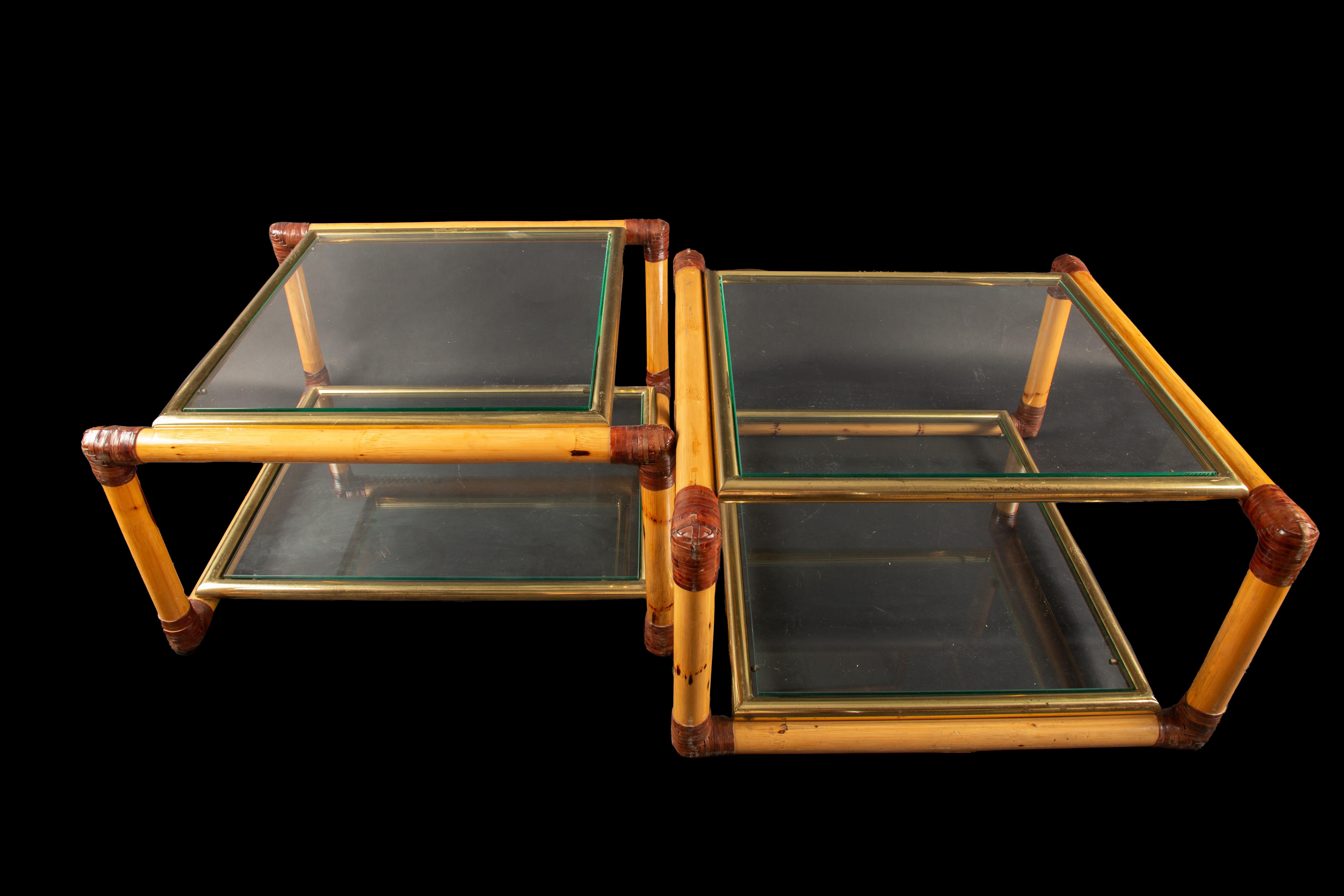 Mid-Century Modern Paire de tables d'appoint/de café italiennes du milieu du siècle dernier en bambou et laiton avec surface en verre en vente