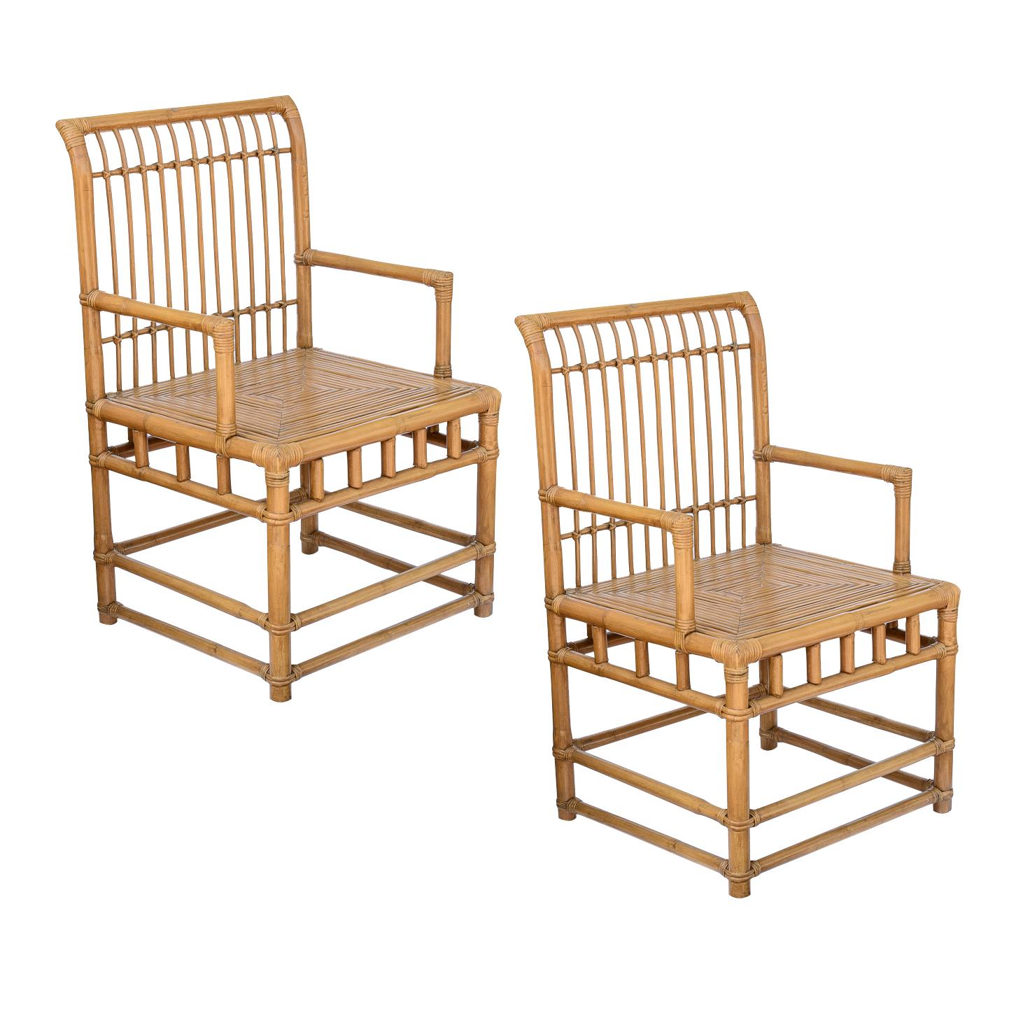 Appena arrivato!
Coppia di grandi poltrone in bambù e rattan della metà del secolo scorso.
Queste sedie sono piuttosto imponenti e molto comode, non hanno cuscini di seduta.
Condizioni vintage molto buone, coerenti con l'età e l'uso, nessuna rottura