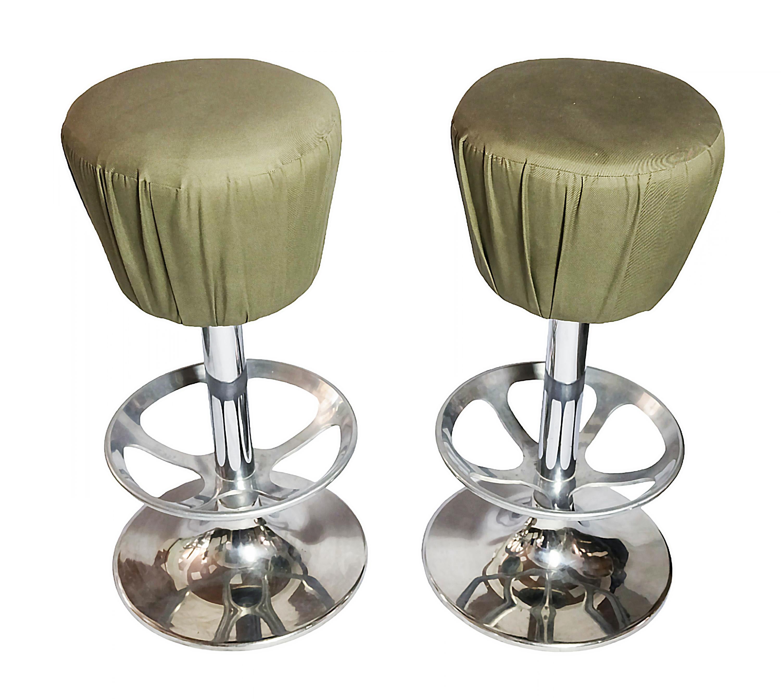 L'ensemble de 2 pcs. Tabourets de bar italiens.
La base est en métal avec un revêtement textile gris.
Lourd, stable et solide.
Très bon état vintage.
 