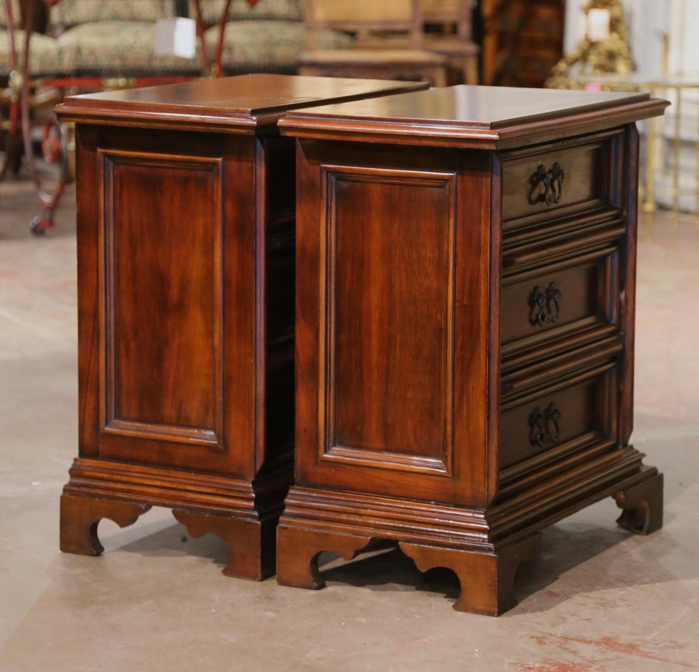 Pair of Mid-Century Italian Baroque Carved Walnut Bedside Tables Cabinets For Sale 6