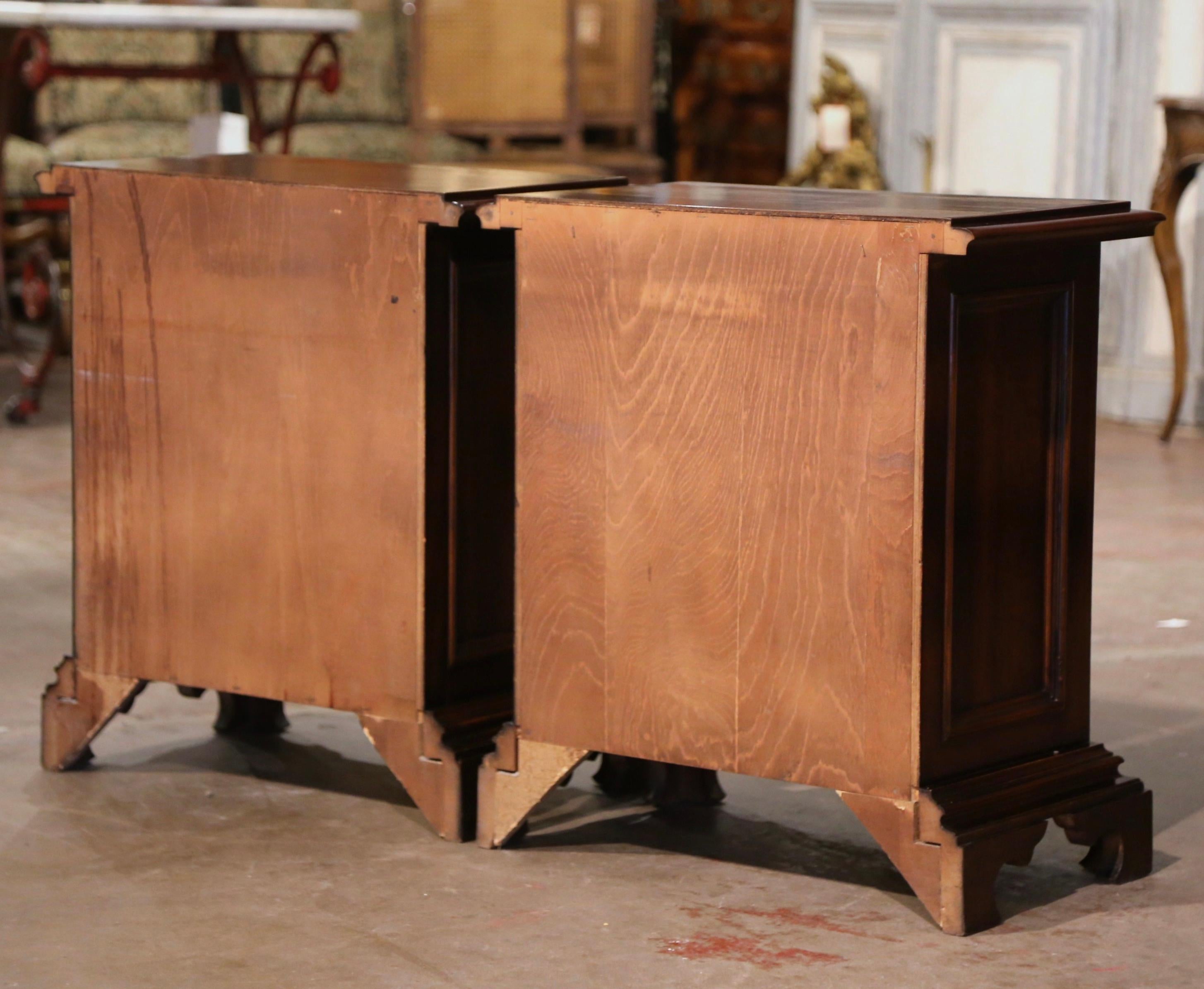 Pair of Mid-Century Italian Baroque Carved Walnut Bedside Tables Cabinets For Sale 7