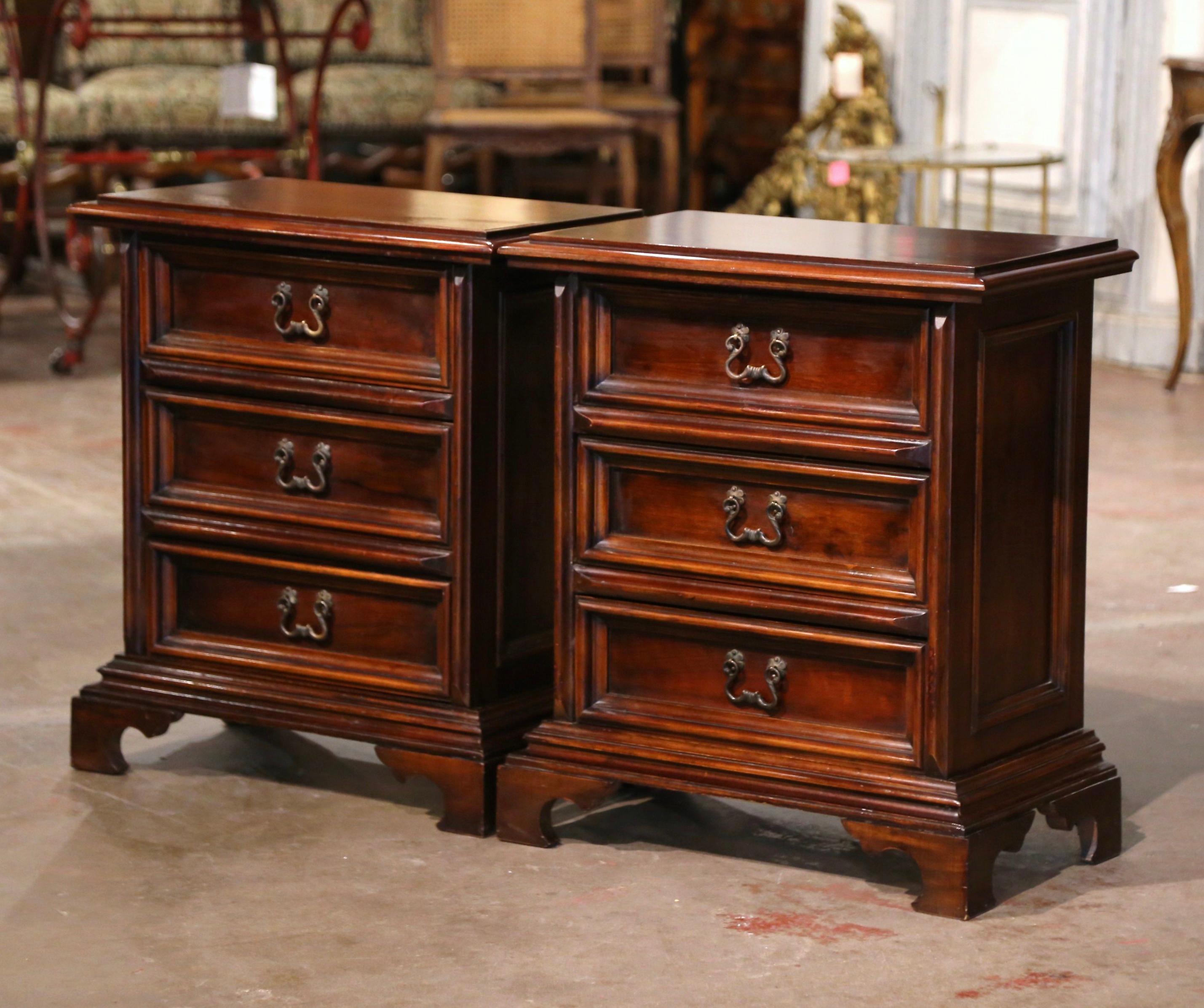 Pair of Mid-Century Italian Baroque Carved Walnut Bedside Tables Cabinets In Excellent Condition For Sale In Dallas, TX