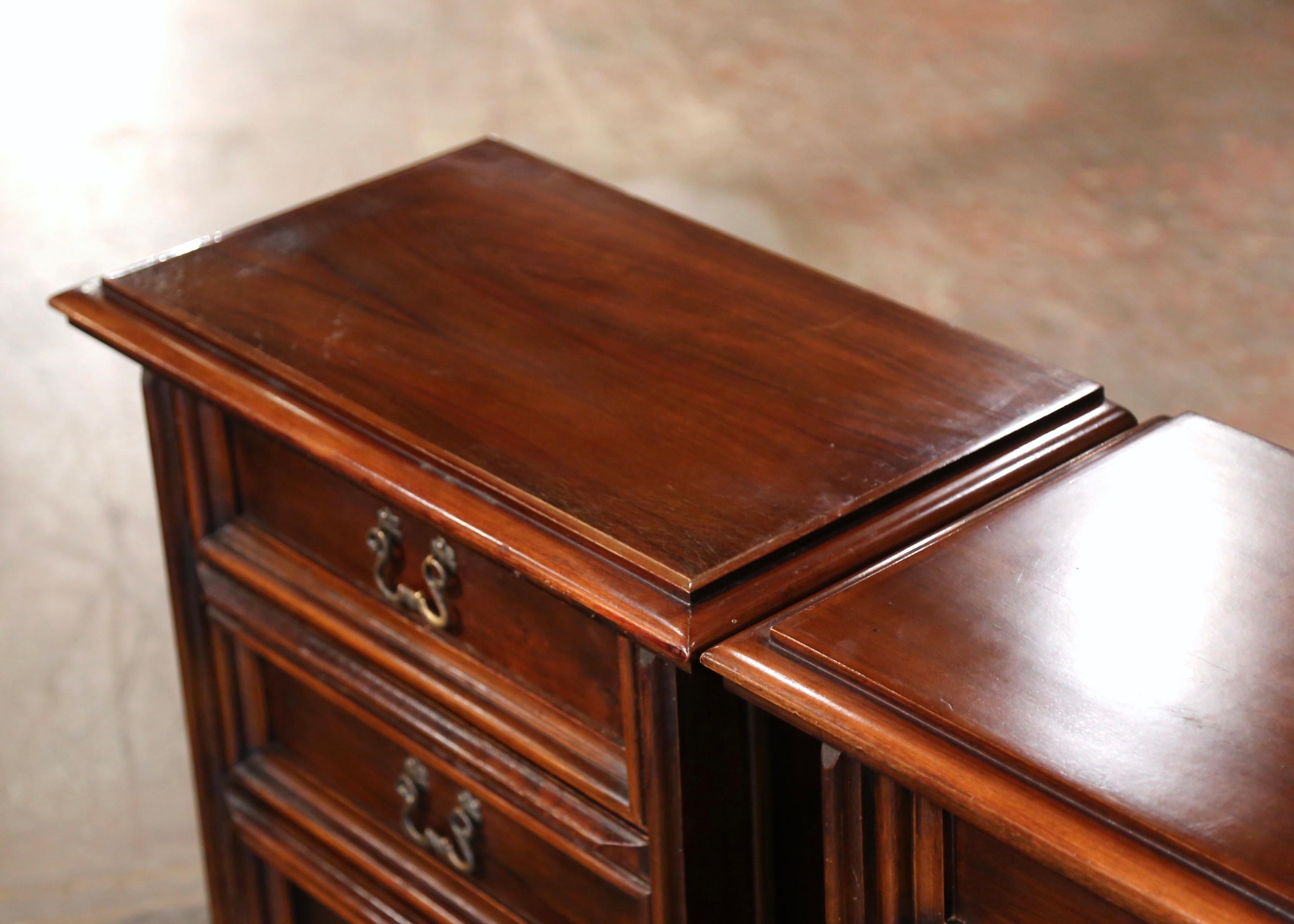 20th Century Pair of Mid-Century Italian Baroque Carved Walnut Bedside Tables Cabinets For Sale