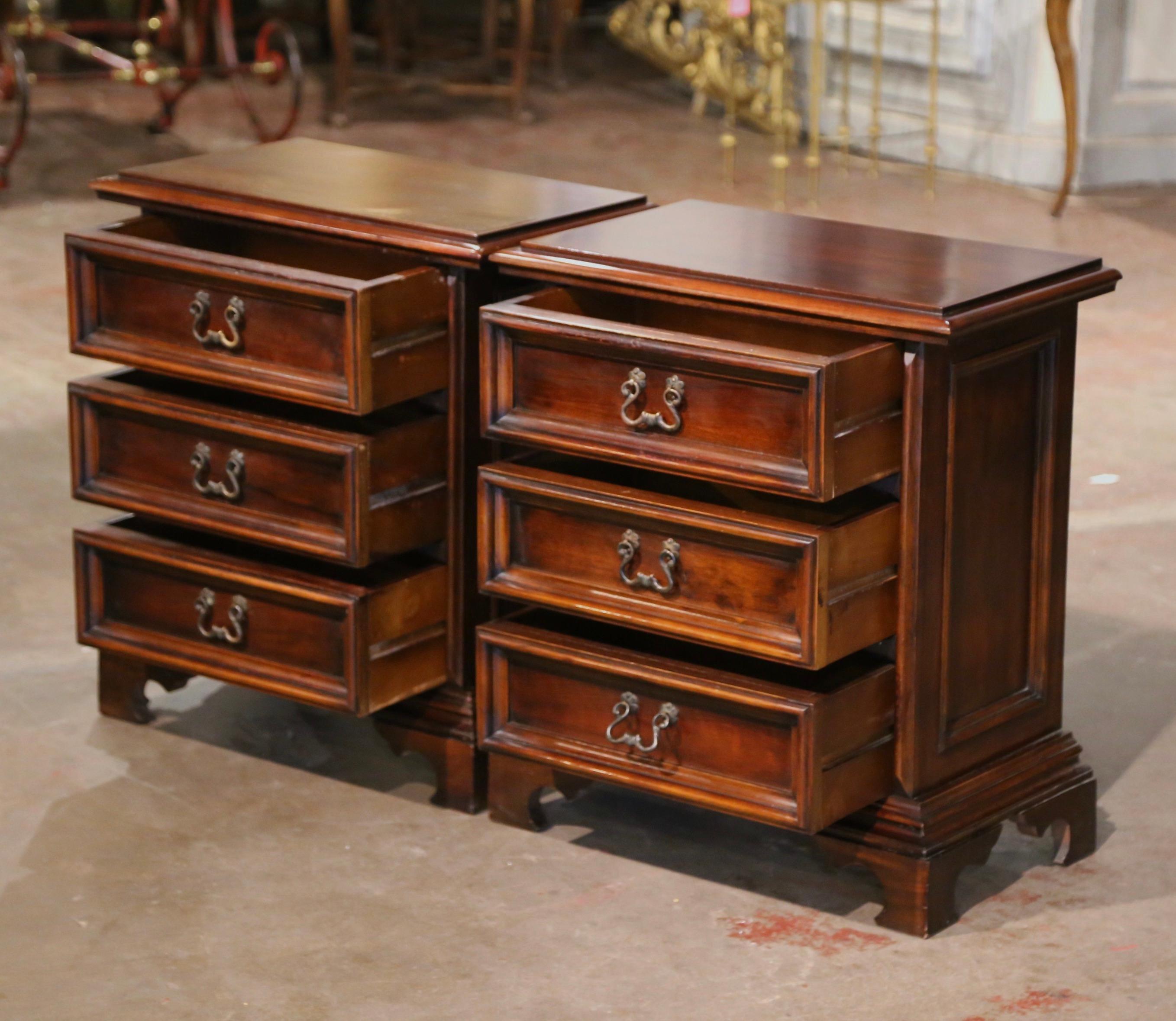 Pair of Mid-Century Italian Baroque Carved Walnut Bedside Tables Cabinets For Sale 2