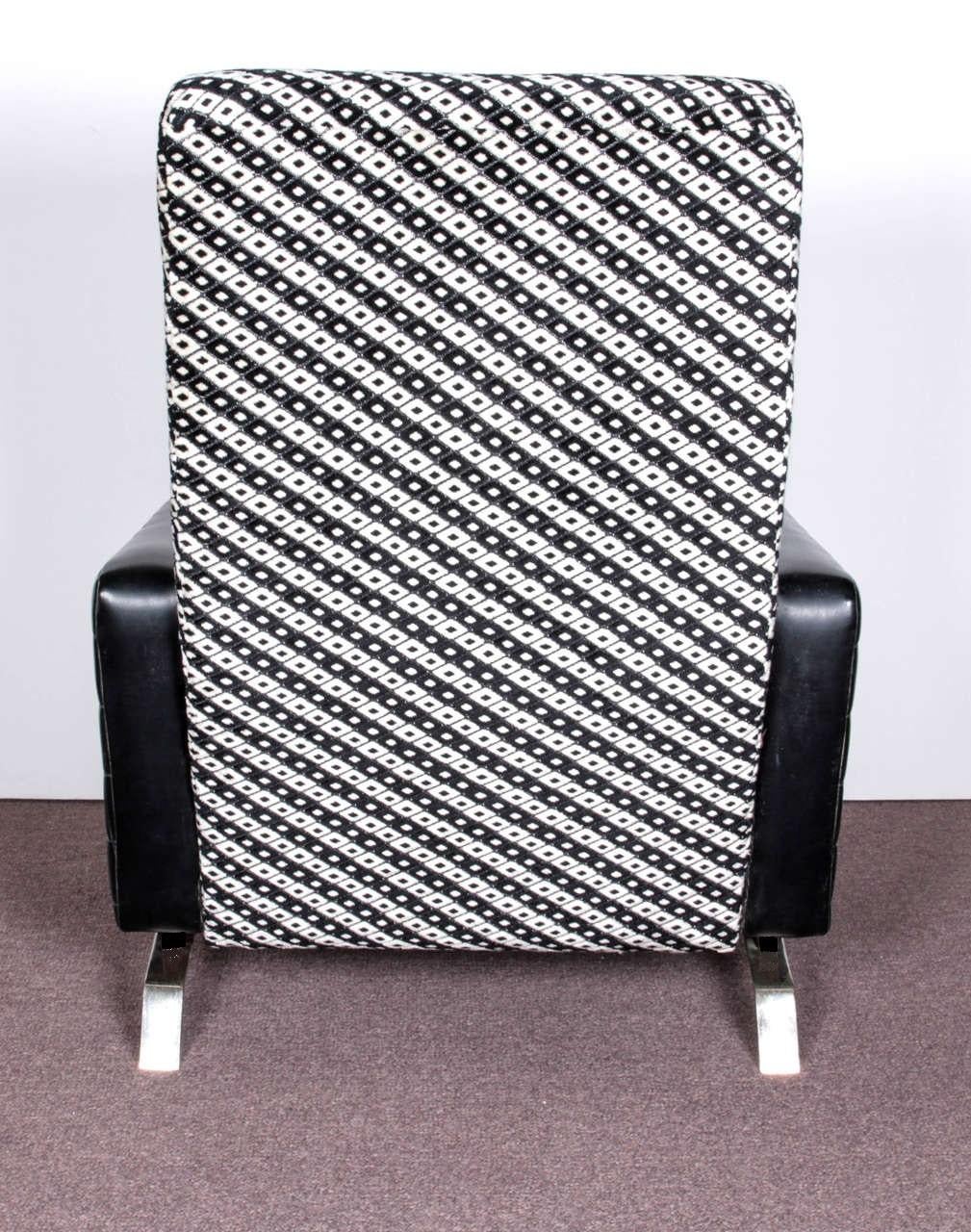 Italienische Schwarz-Weiß-Sessel aus der Mitte des Jahrhunderts mit Metallsockeln, G. Frattini, Paar (Moderne der Mitte des Jahrhunderts) im Angebot