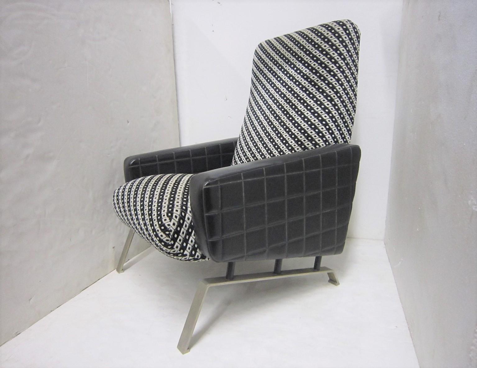 Midcentury Italian Black and White Armchairs with Metal Bases, G. Frattini, Pair In Good Condition For Sale In New York City, NY