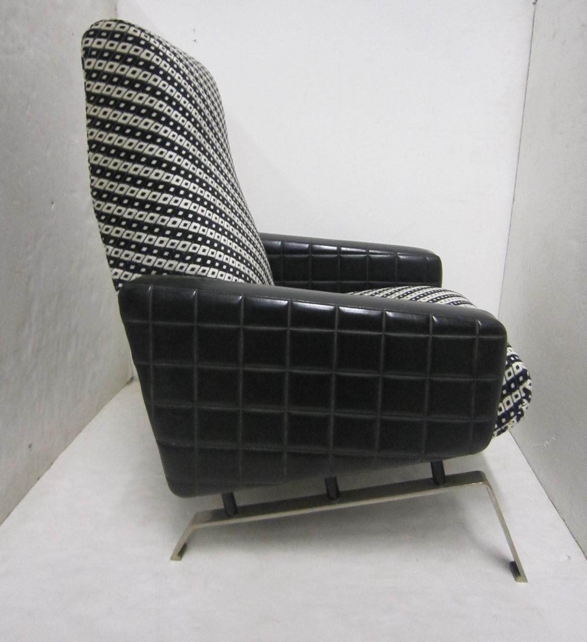 20th Century Midcentury Italian Black and White Armchairs with Metal Bases, G. Frattini, Pair For Sale
