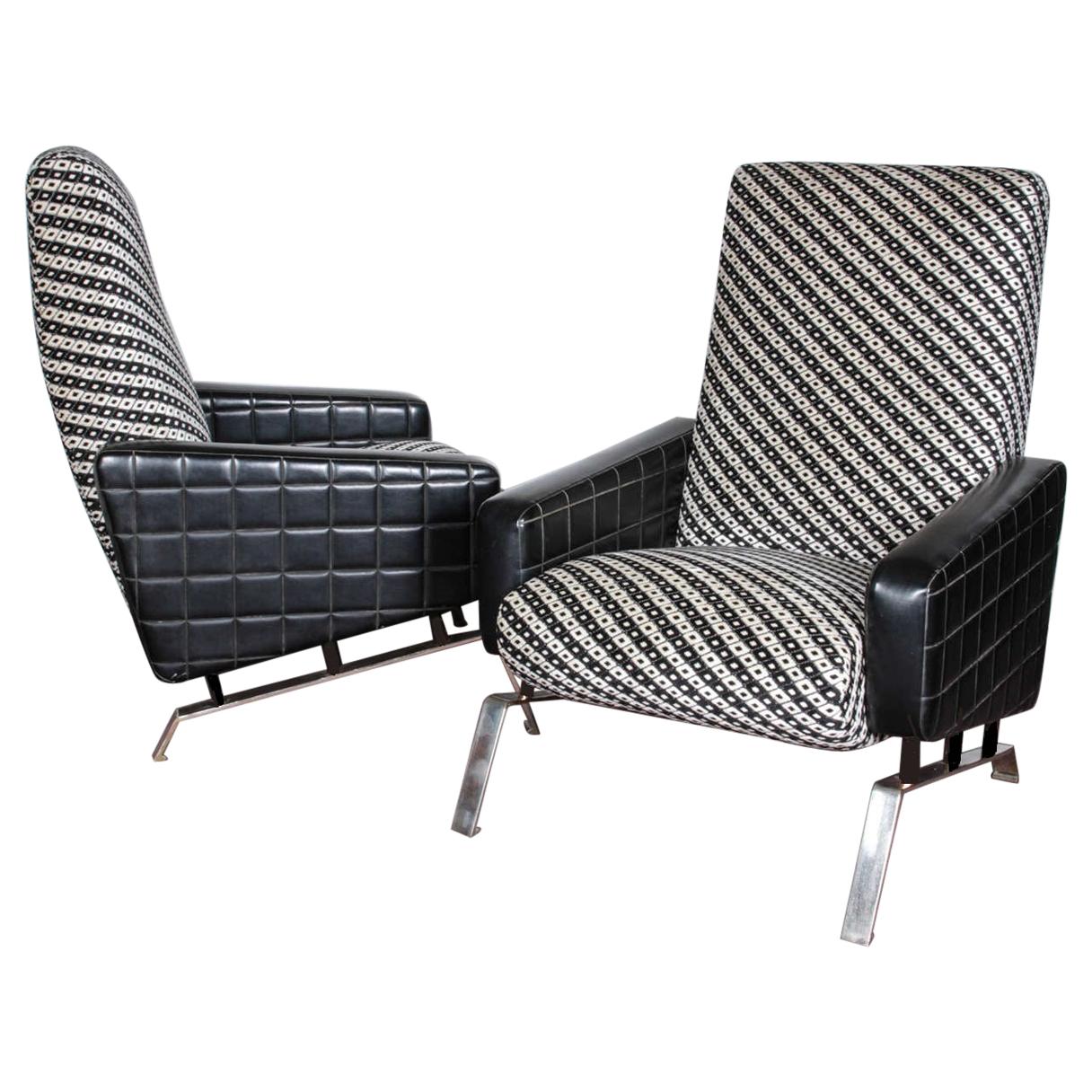 Paire de fauteuils italiens du milieu du siècle dernier noirs et blancs avec bases en métal, G. Frattini