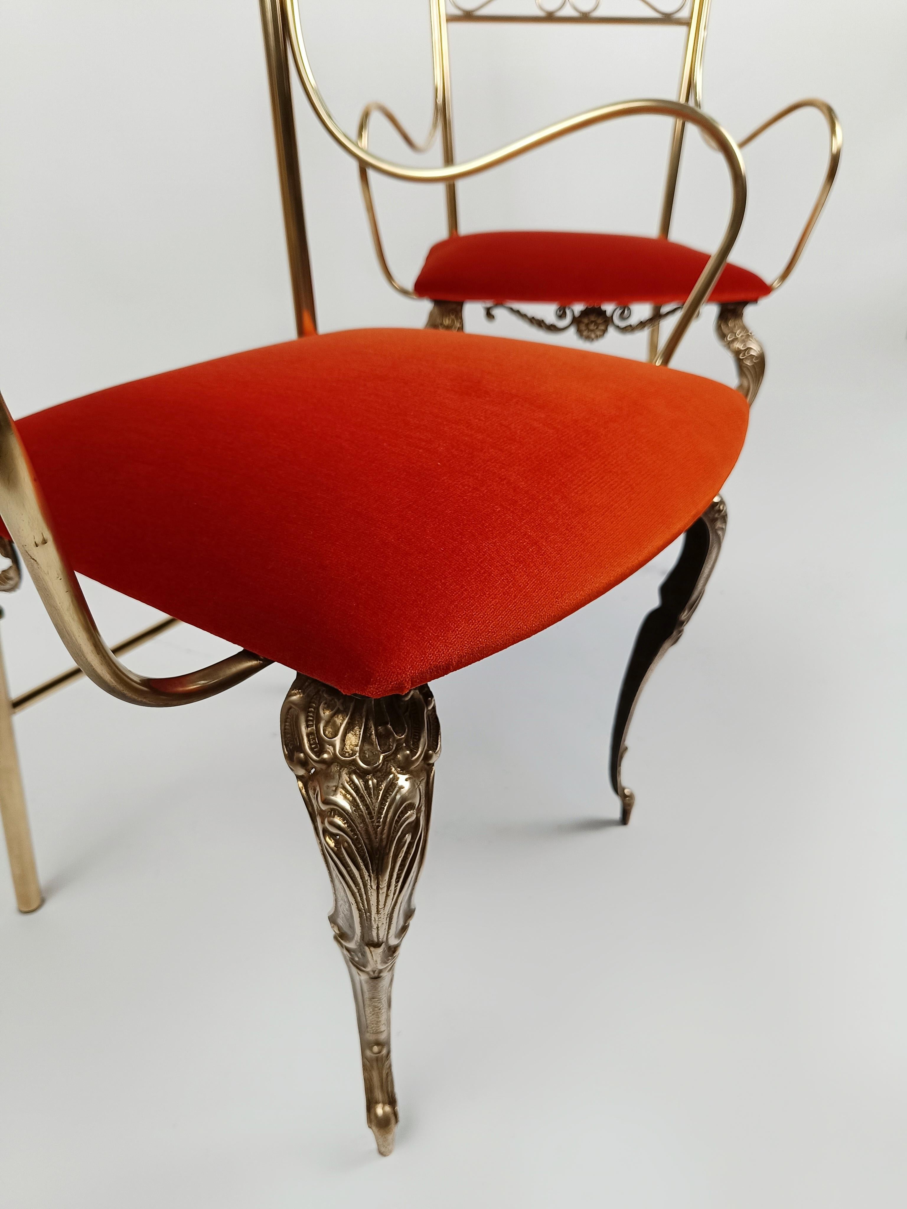 A Pair of Italian midcentury side chairs that look like they came out of a fairy tale book.
These vintage chairs differ from the Classic Chiavari-style side chairs as they are equipped with armrests, rare elements to find, and for the less linear