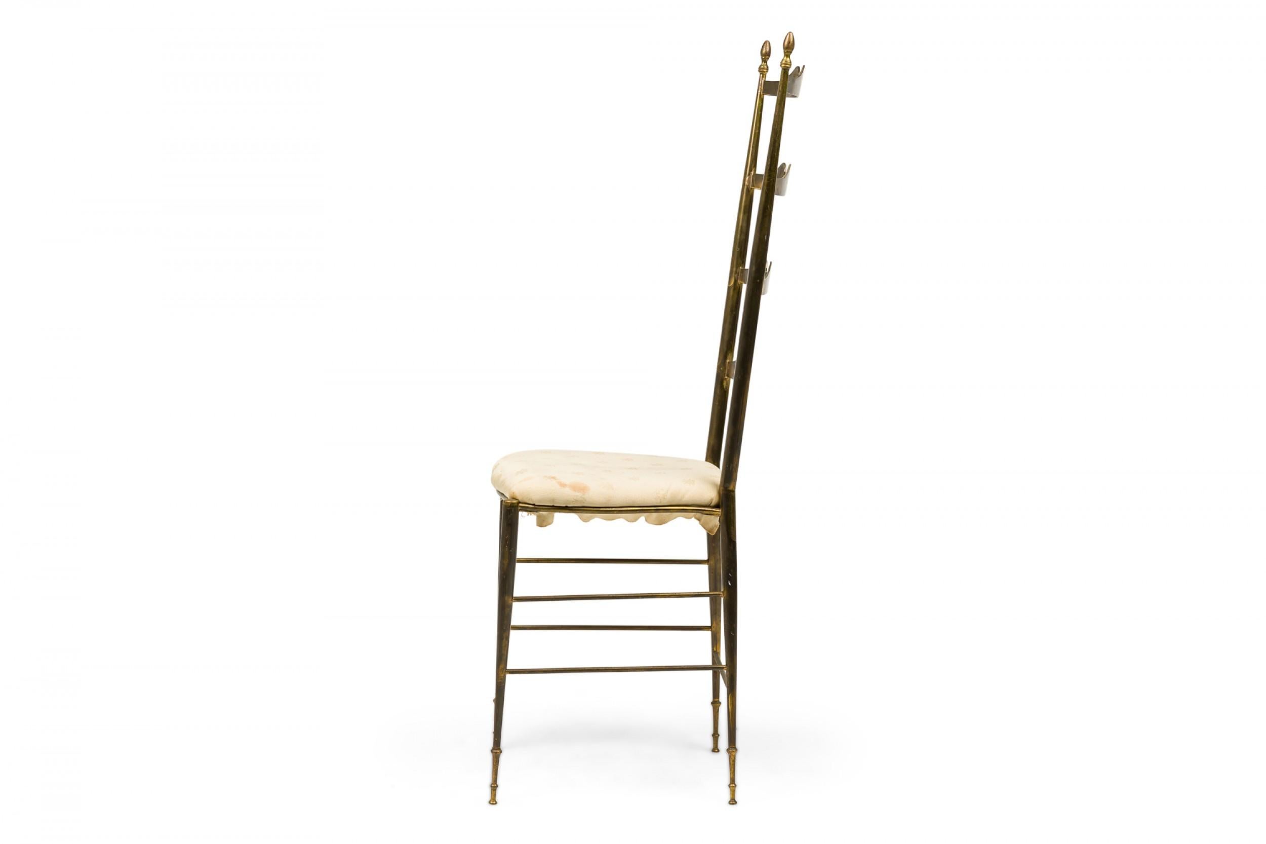 Paire de chaises d'appoint italiennes du milieu du siècle à dossier en échelle en laiton Bon état - En vente à Queens, NY