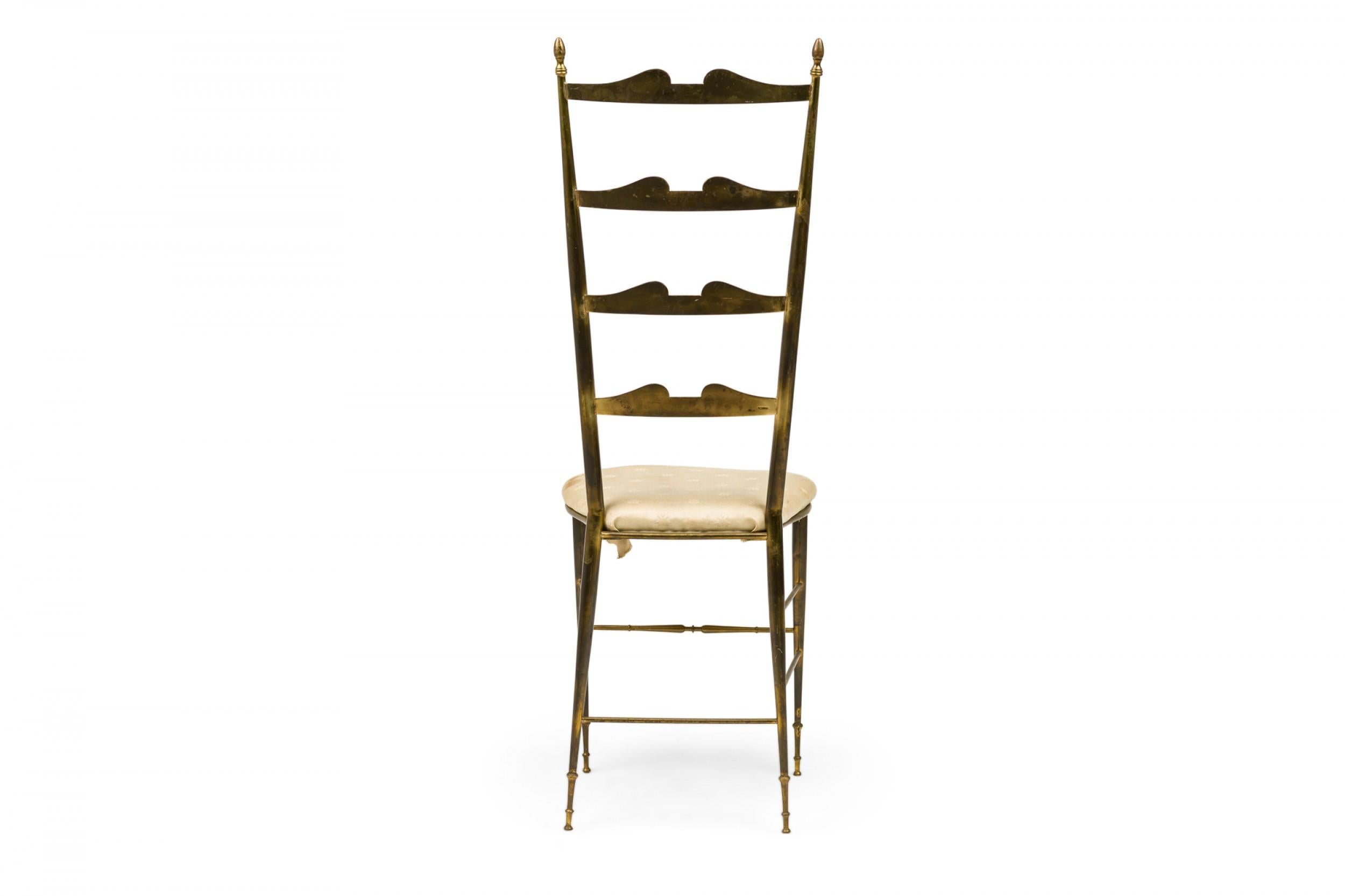 20ième siècle Paire de chaises d'appoint italiennes du milieu du siècle à dossier en échelle en laiton en vente