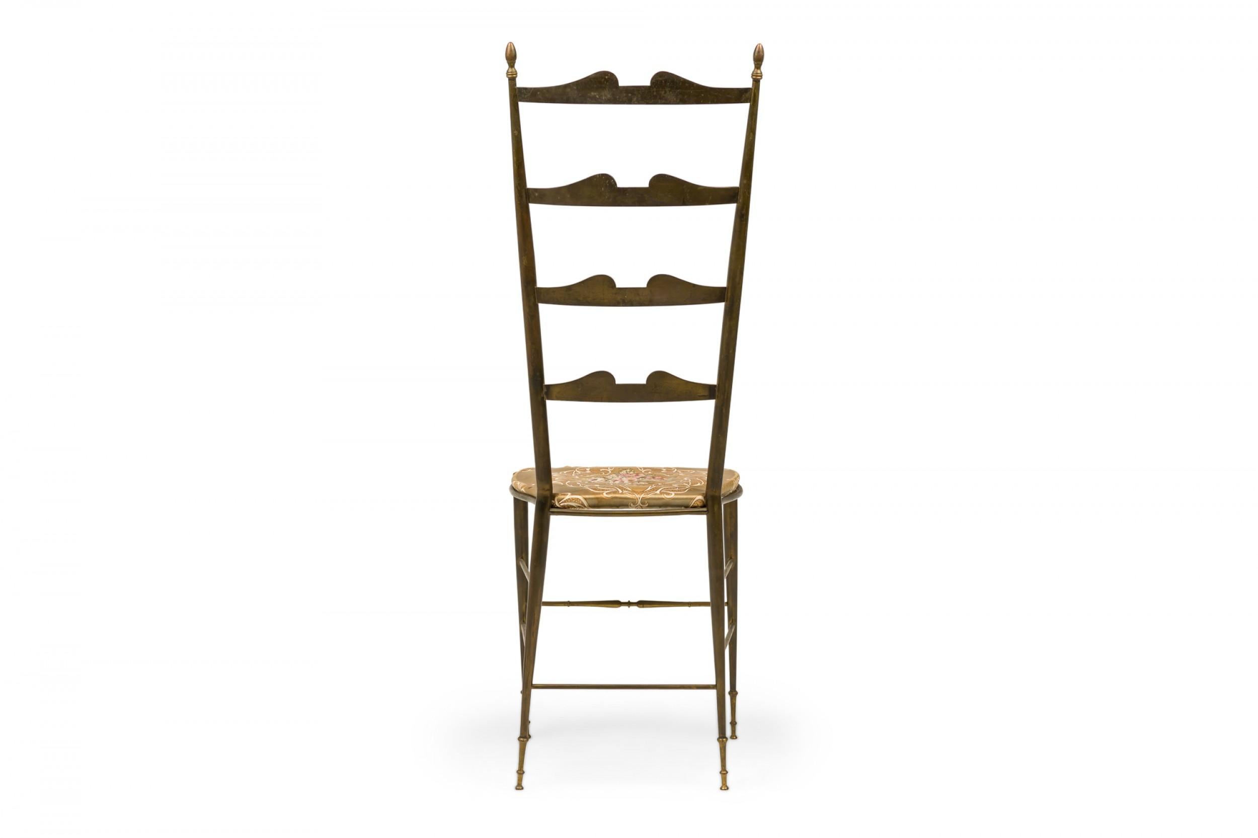 Paire de chaises d'appoint italiennes du milieu du siècle à dossier en échelle en laiton en vente 1