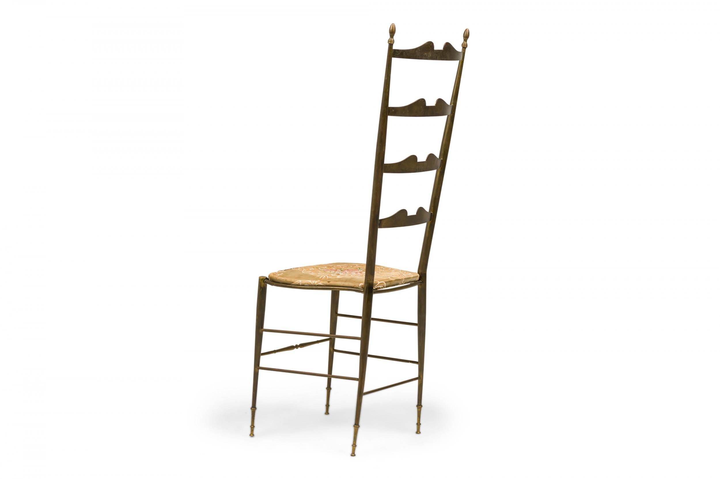 Paire de chaises d'appoint italiennes du milieu du siècle à dossier en échelle en laiton en vente 2