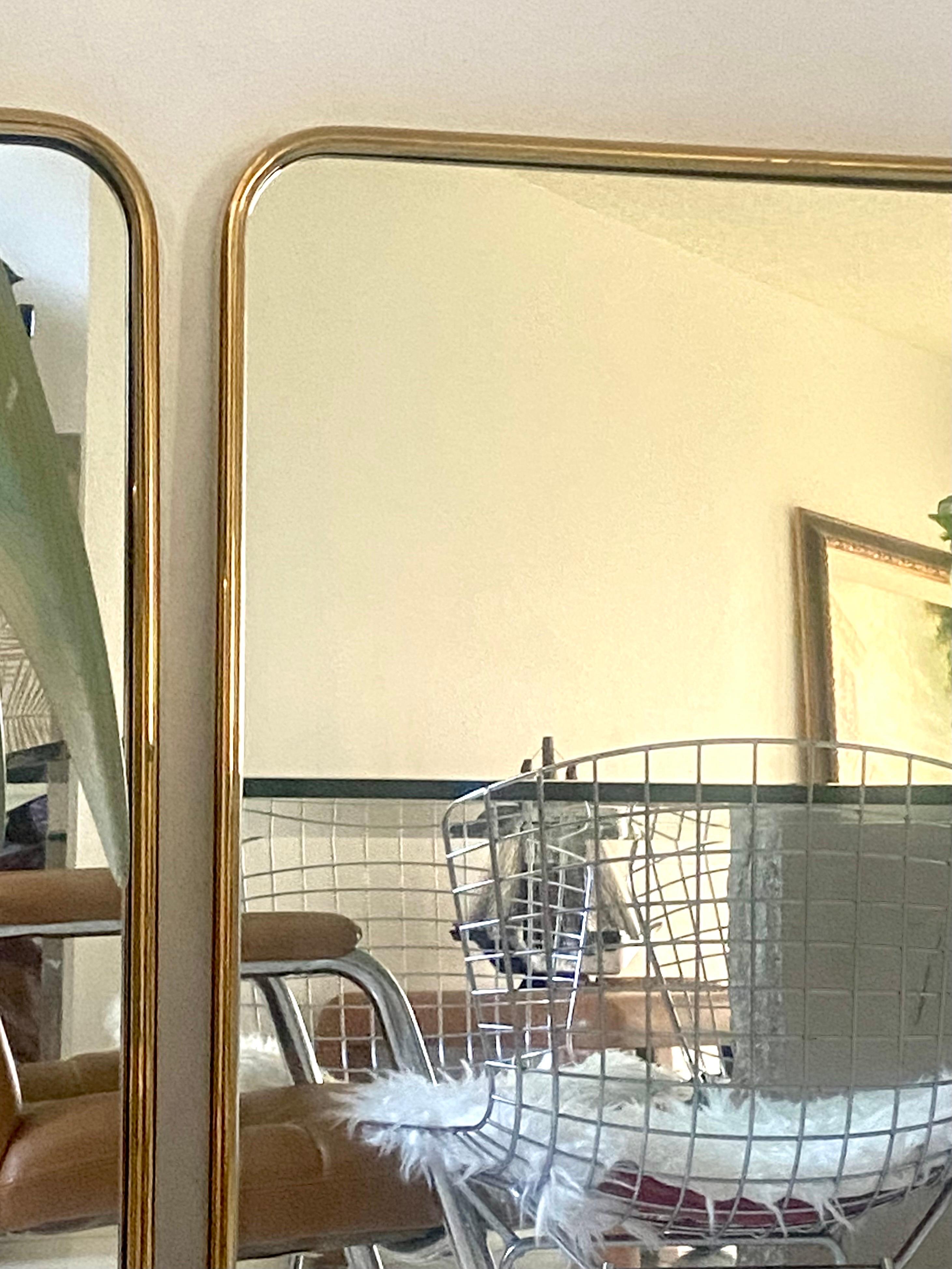 Paire de miroirs minimalistes italiens du milieu du siècle en laiton aux coins arrondis.