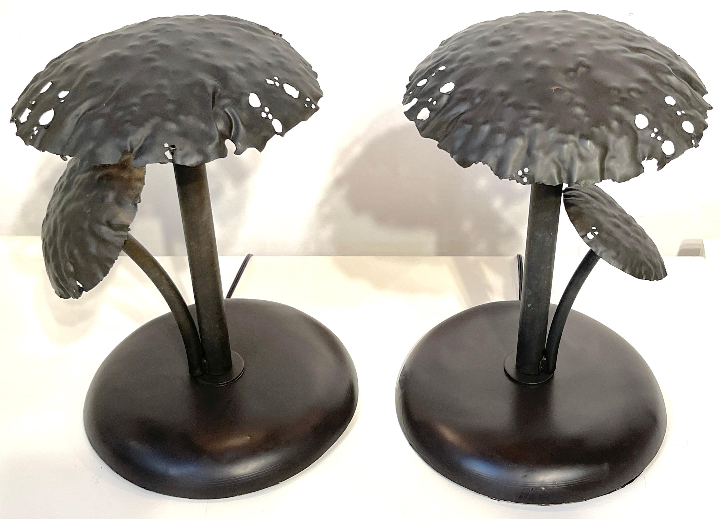 Pair of mid-century Italian bronze mushroom lamps.
Italy, 1970s.
Each one with two naturalistic pierced mushrooms fitted with one 40w chandelier bulb in the largest mushroom, on a 11