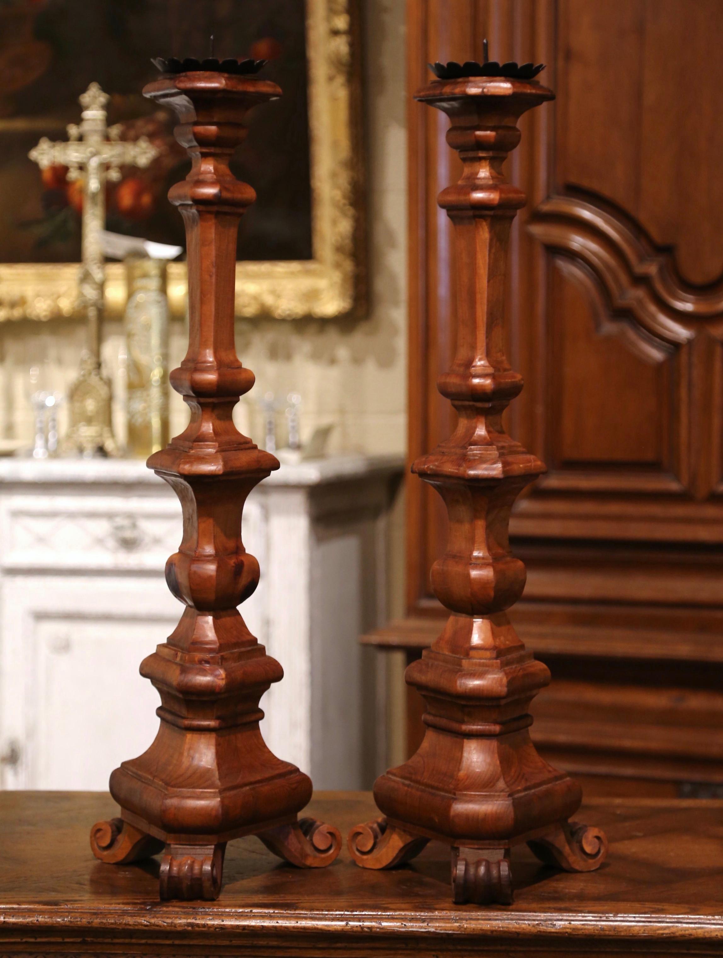 Pair of Mid-Century Italian Carved Elm Cathedral Pricket Candlesticks In Excellent Condition For Sale In Dallas, TX