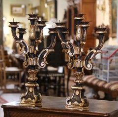 Paar italienische geschnitzte und bemalte fünfarmige Kerzenleuchter aus der Mitte des Jahrhunderts