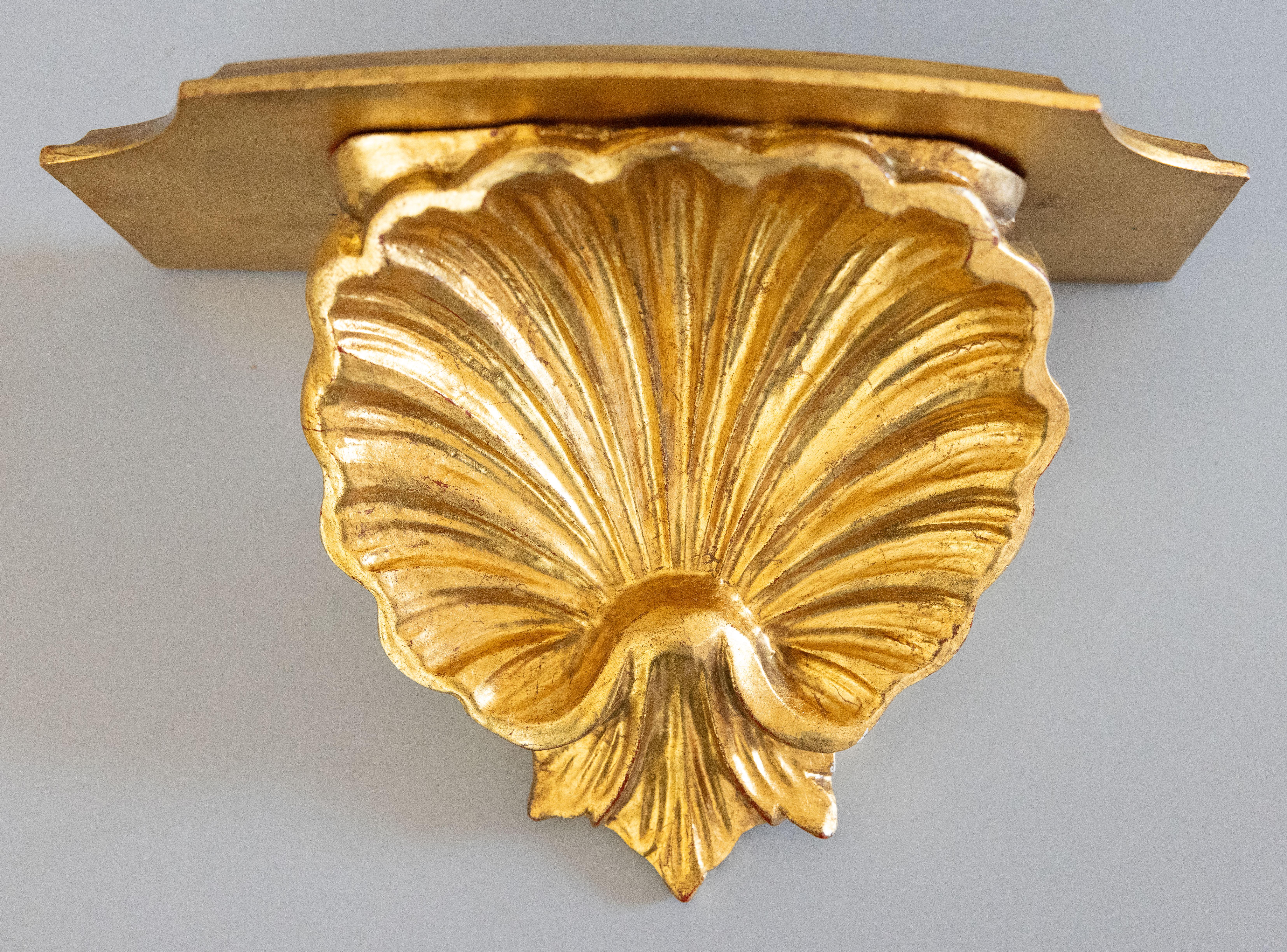 A lovely pair of vintage Mid-Century Italian gilded wood wall brackets shelves with a hand carved seashell design. They are perfect for displaying decorative collectibles or fabulous on their own.

DIMENSIONS
10.75ʺW × 6ʺD × 6.5ʺH
