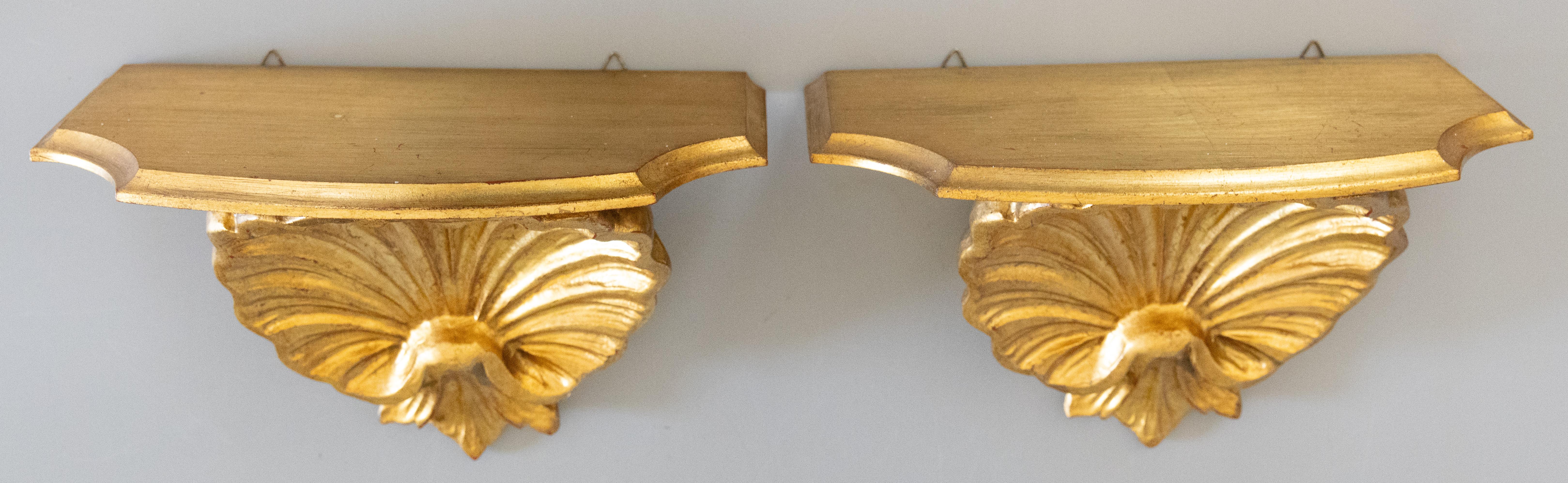 Hollywood Regency Pair of Mid Century Italian Carved Giltwood Shell Wall Brackets For Sale