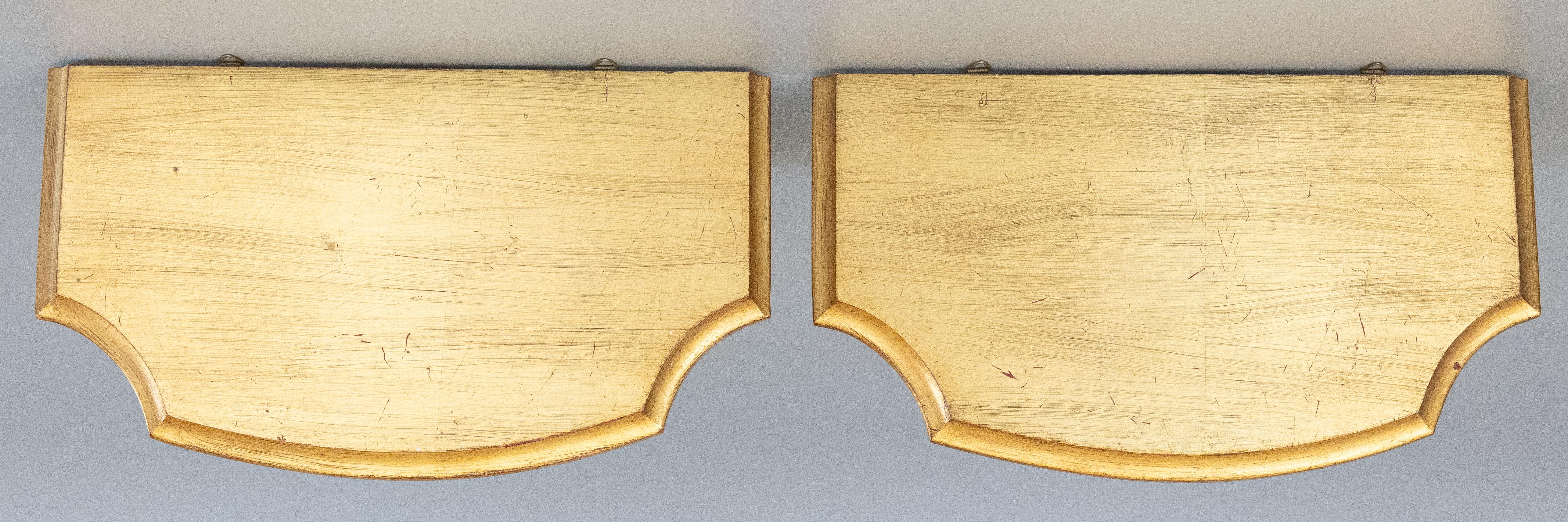 Hand-Carved Pair of Mid Century Italian Carved Giltwood Shell Wall Brackets For Sale