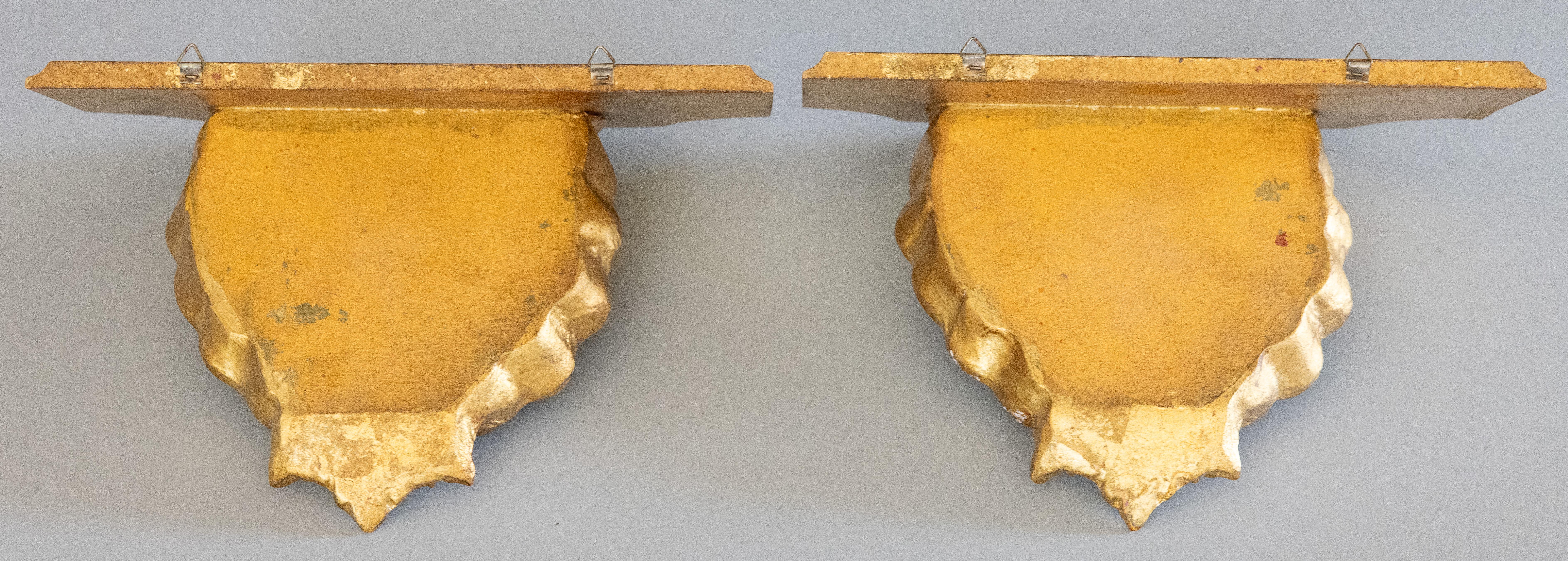 Pair of Mid Century Italian Carved Giltwood Shell Wall Brackets In Good Condition For Sale In Pearland, TX