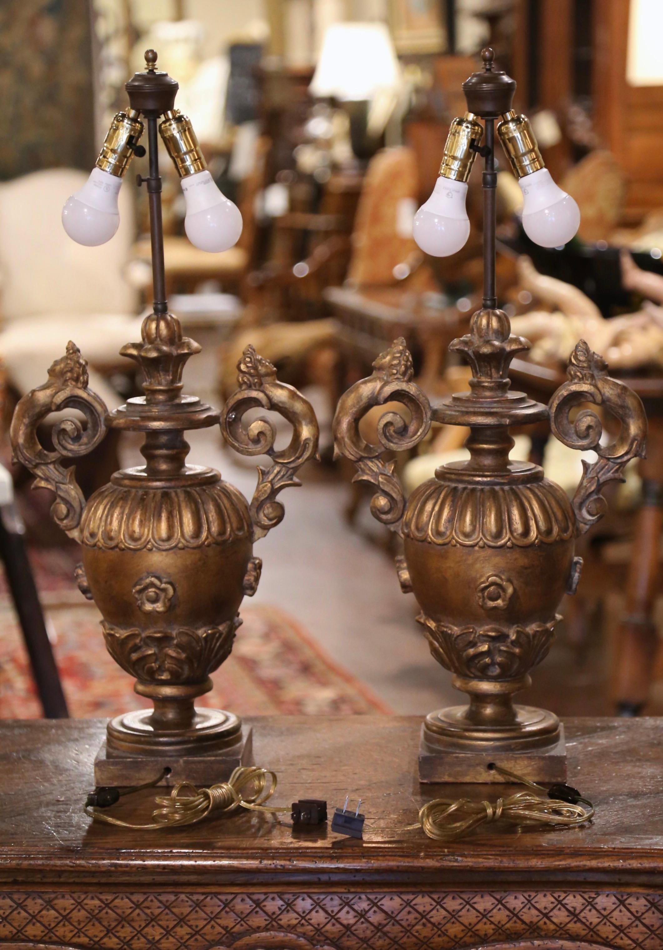 Paar italienische geschnitzte, bemalte und vergoldete Mid-Century-Tischlampen mit Schirmen im Angebot 3