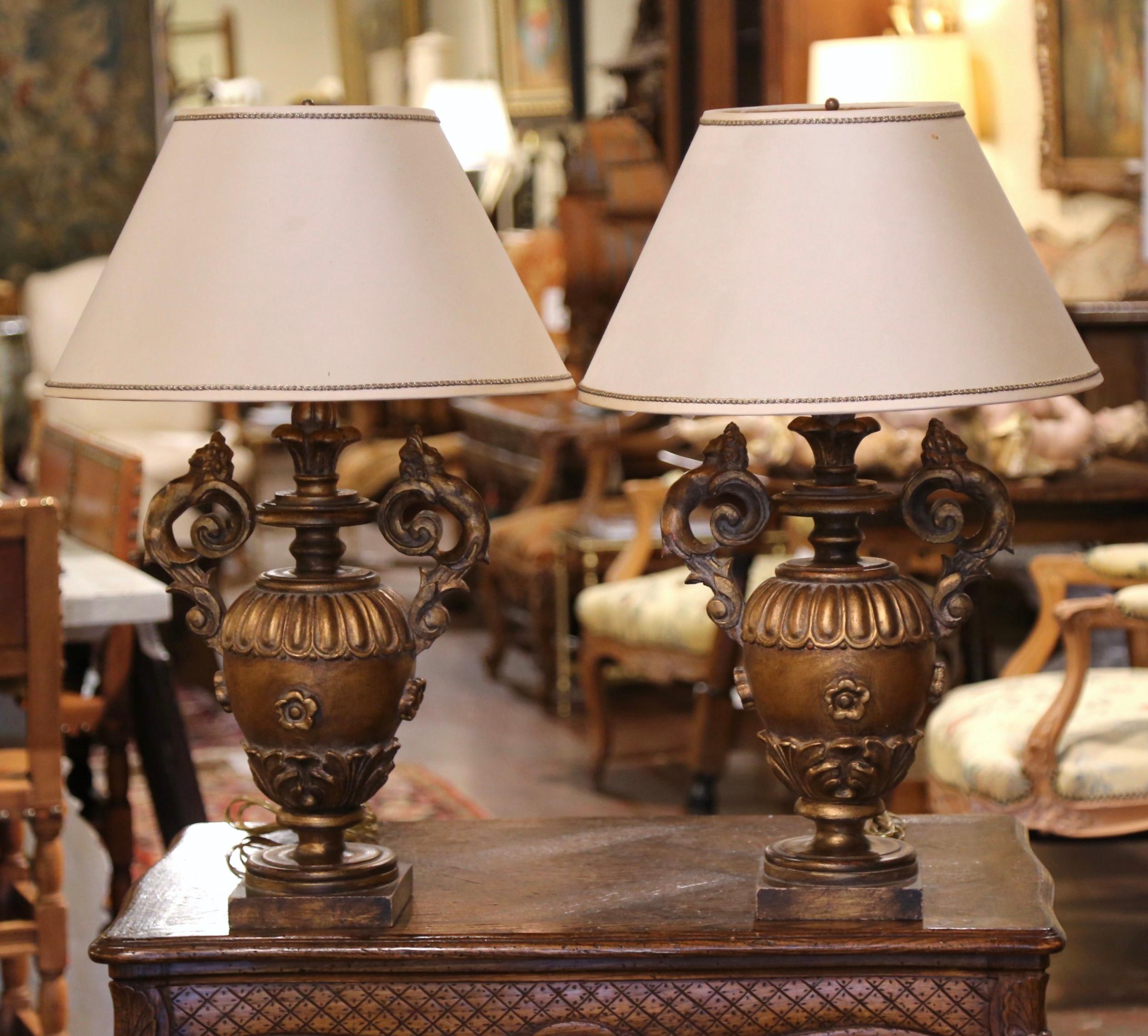 Pair of Mid-Century Italian Carved Painted and Gilt Table Lamps with Shades In Excellent Condition For Sale In Dallas, TX