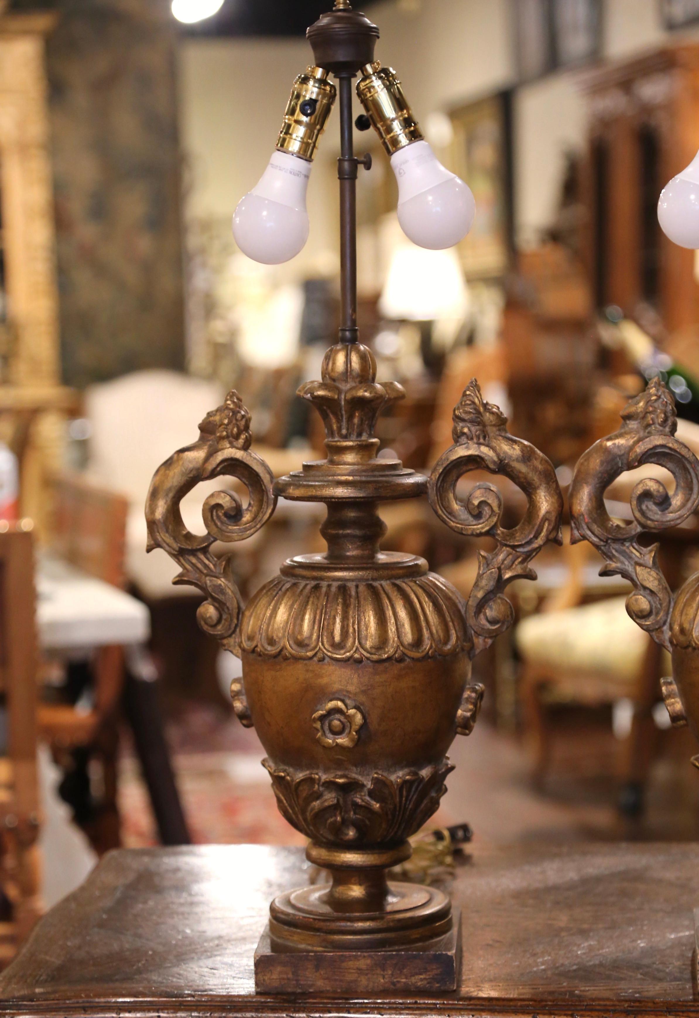 Paar italienische geschnitzte, bemalte und vergoldete Mid-Century-Tischlampen mit Schirmen (Blattsilber) im Angebot