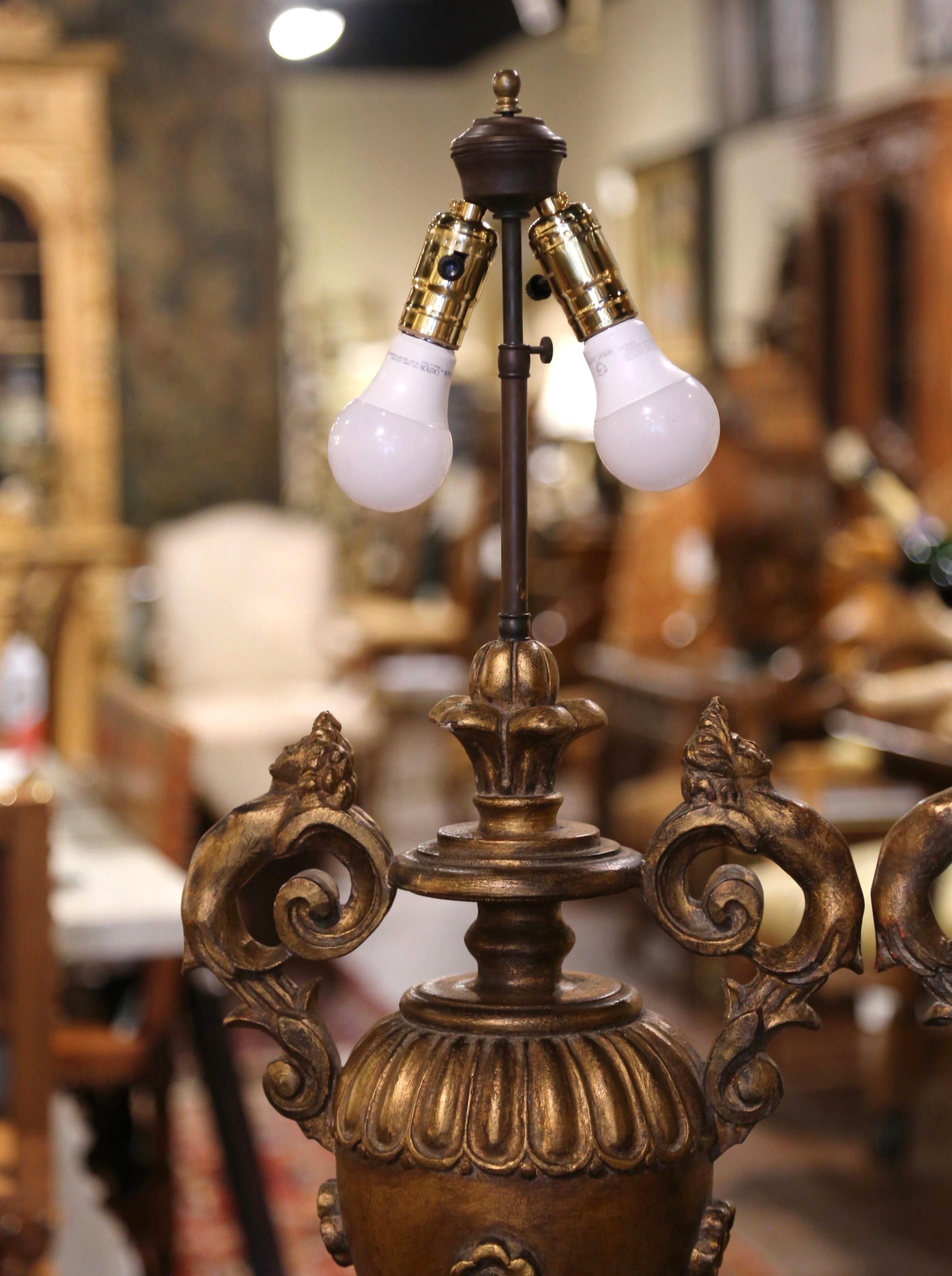 Paar italienische geschnitzte, bemalte und vergoldete Mid-Century-Tischlampen mit Schirmen im Angebot 1