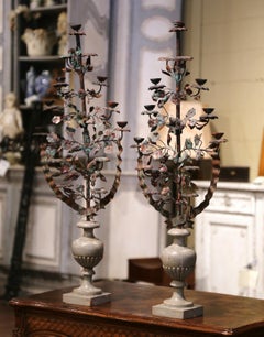 Paar italienische geschnitzte, bemalte und bemalte Metallkandelaber aus der Mitte des Jahrhunderts