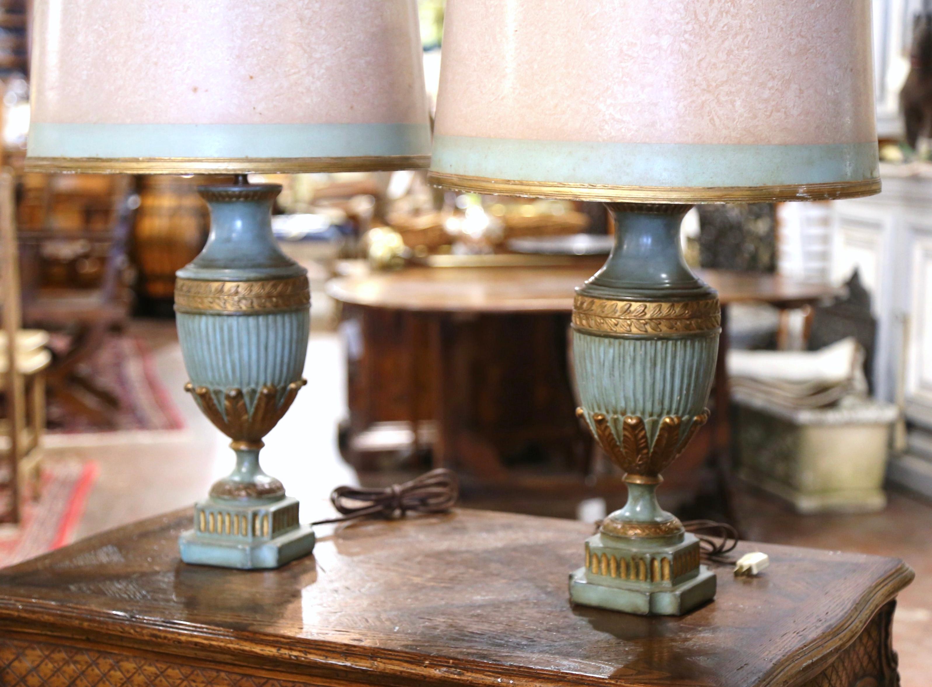 Neoclassical Pair of Mid-Century Italian Carved Painted Urn-Shape Table Lamps with Shades