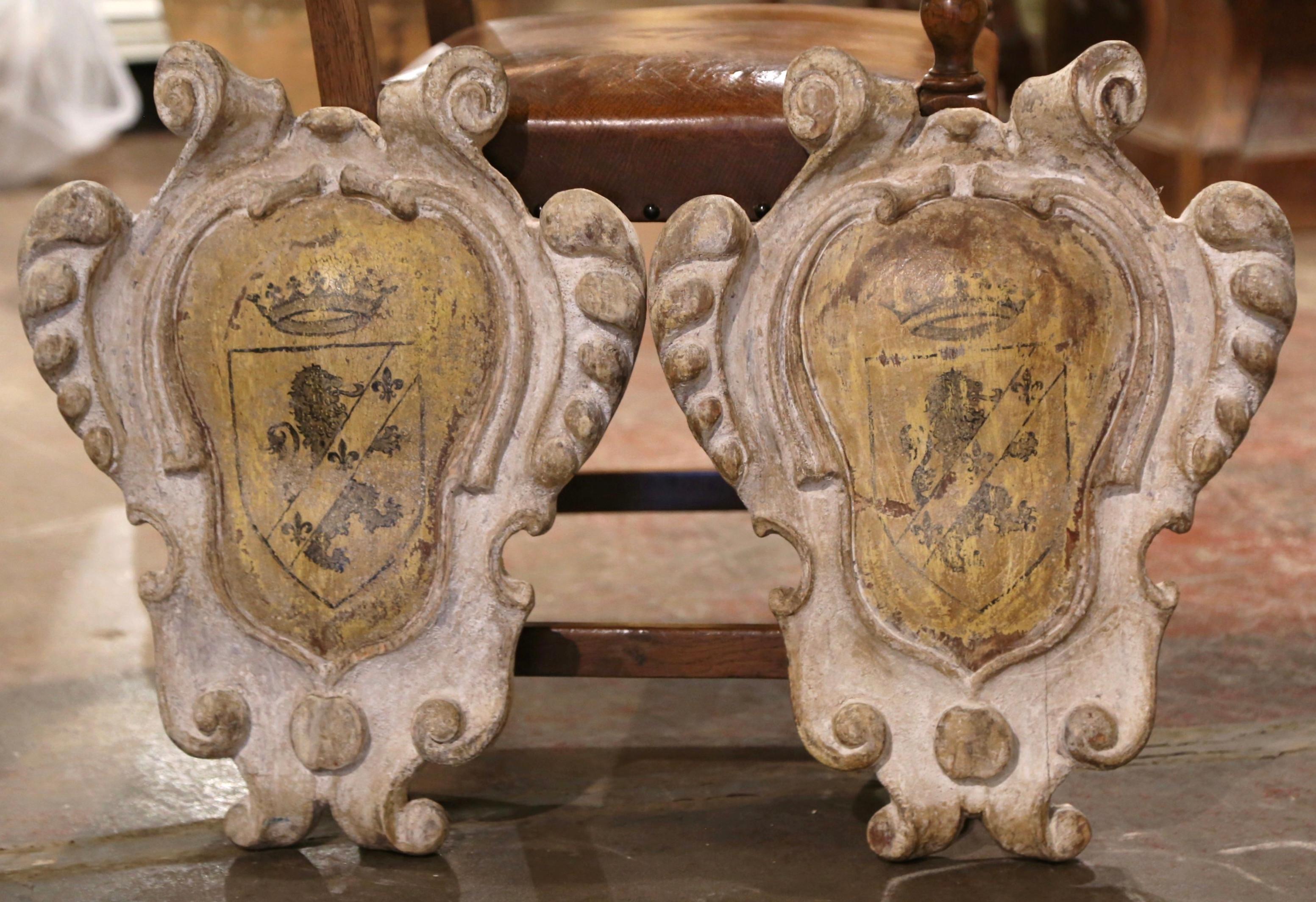 Pair of Mid-Century Italian Carved Painted Wall Hanging Coat of Arms Shields In Excellent Condition In Dallas, TX