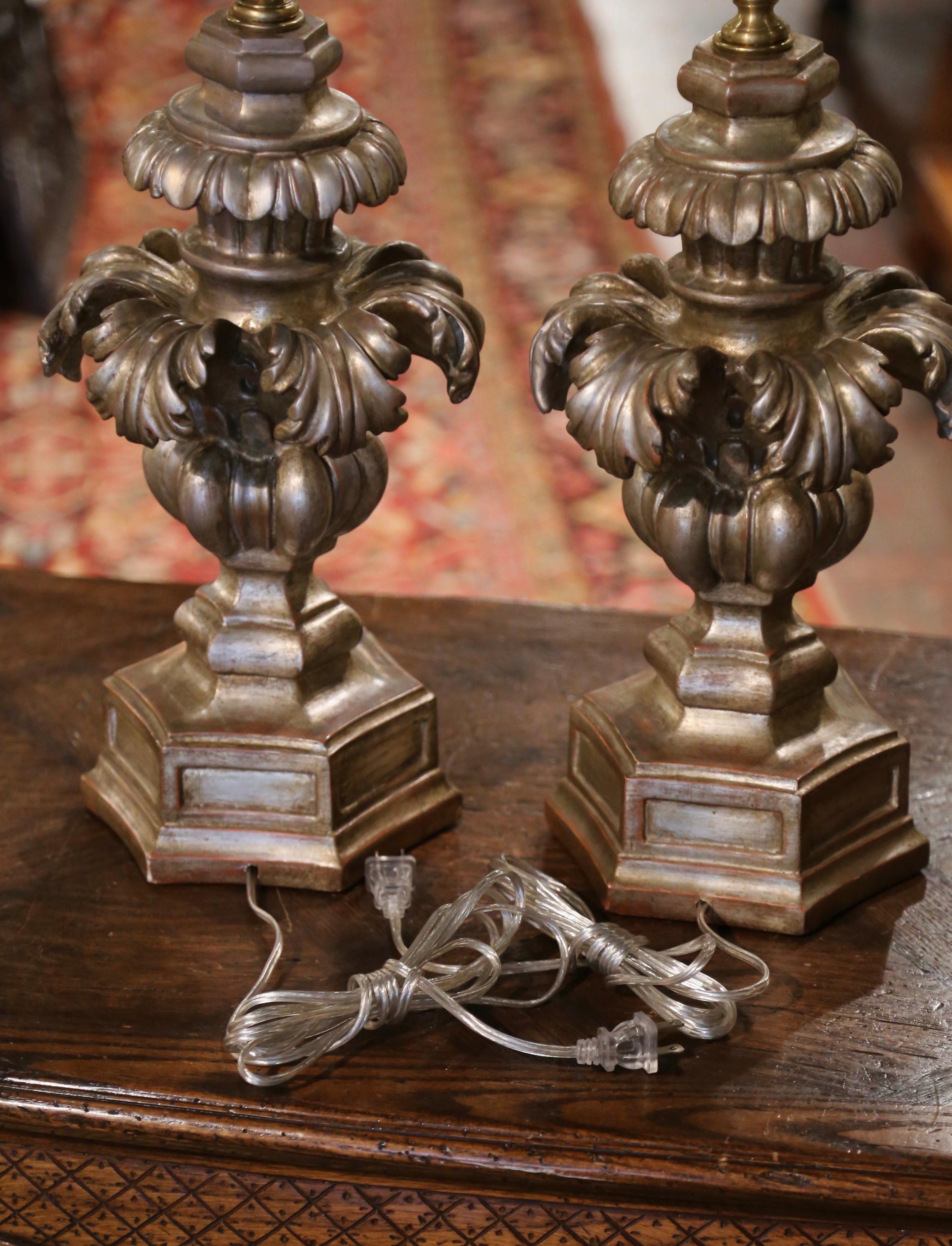 Paire de lampes de table italiennes du milieu du siècle, sculptées et argentées, avec abat-jour en vente 1