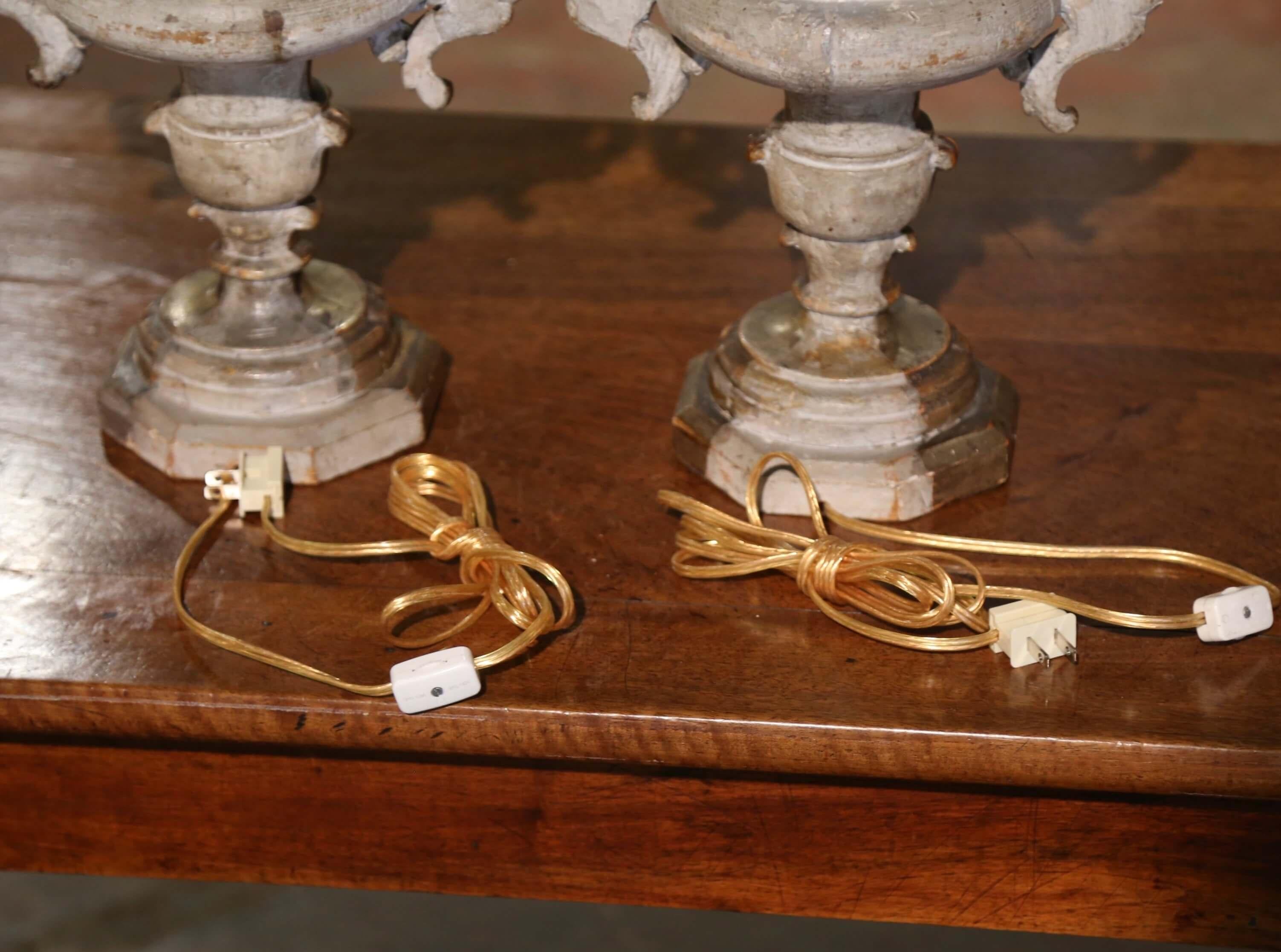Paire de lampes de bureau italiennes sculptées en forme d'urne en argent avec abat-jour en vente 3