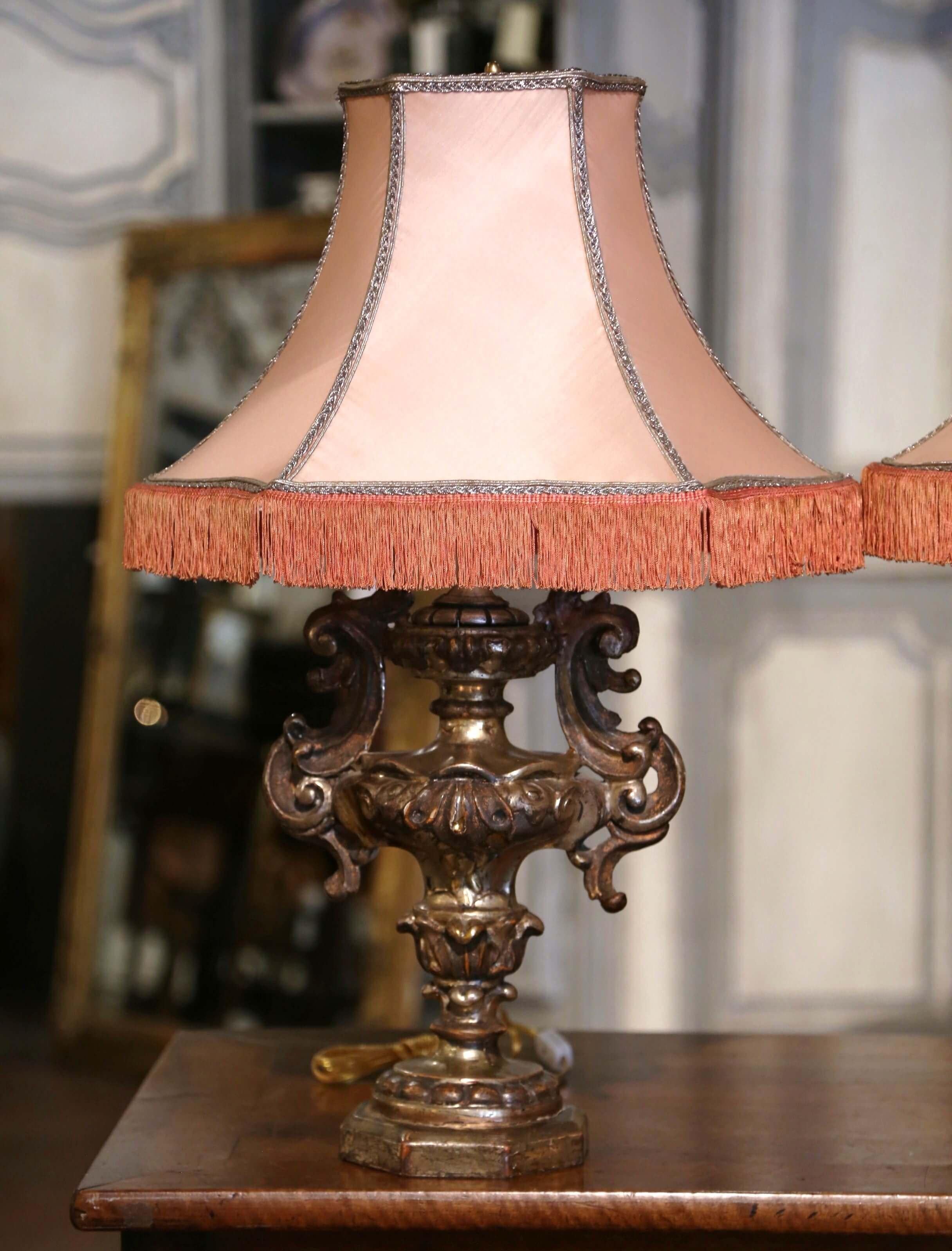 Néoclassique Paire de lampes de bureau italiennes sculptées en forme d'urne en argent avec abat-jour en vente