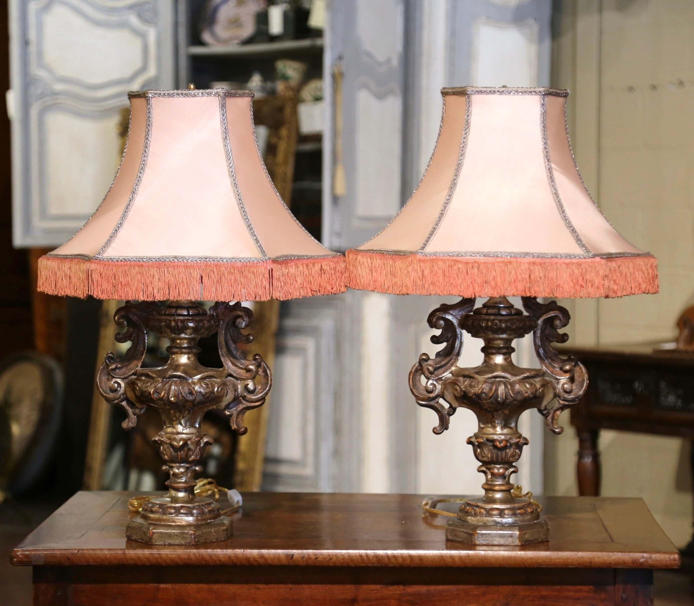 Sculpté à la main Paire de lampes de bureau italiennes sculptées en forme d'urne en argent avec abat-jour en vente