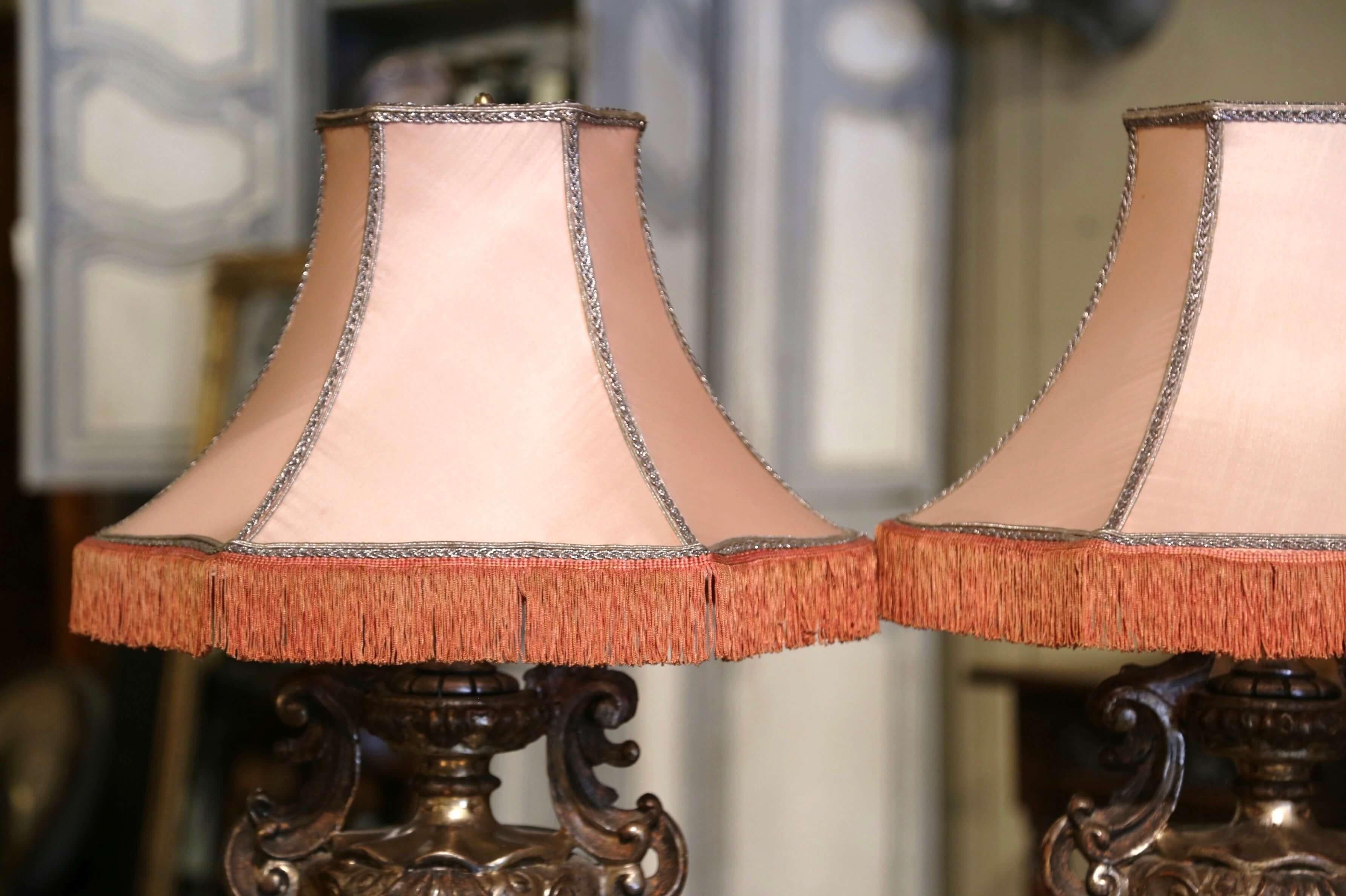 Paire de lampes de bureau italiennes sculptées en forme d'urne en argent avec abat-jour Excellent état - En vente à Dallas, TX