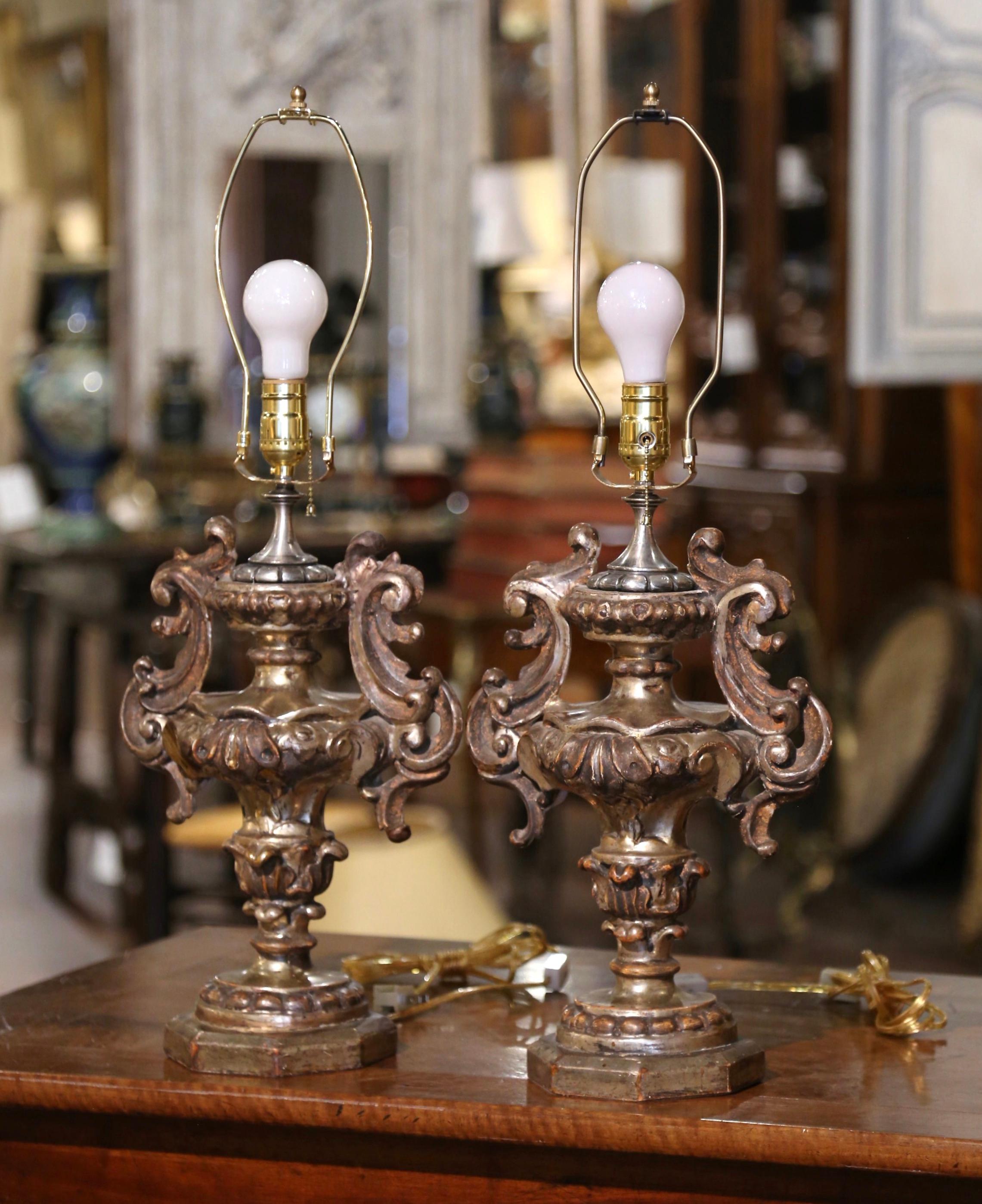 20ième siècle Paire de lampes de bureau italiennes sculptées en forme d'urne en argent avec abat-jour