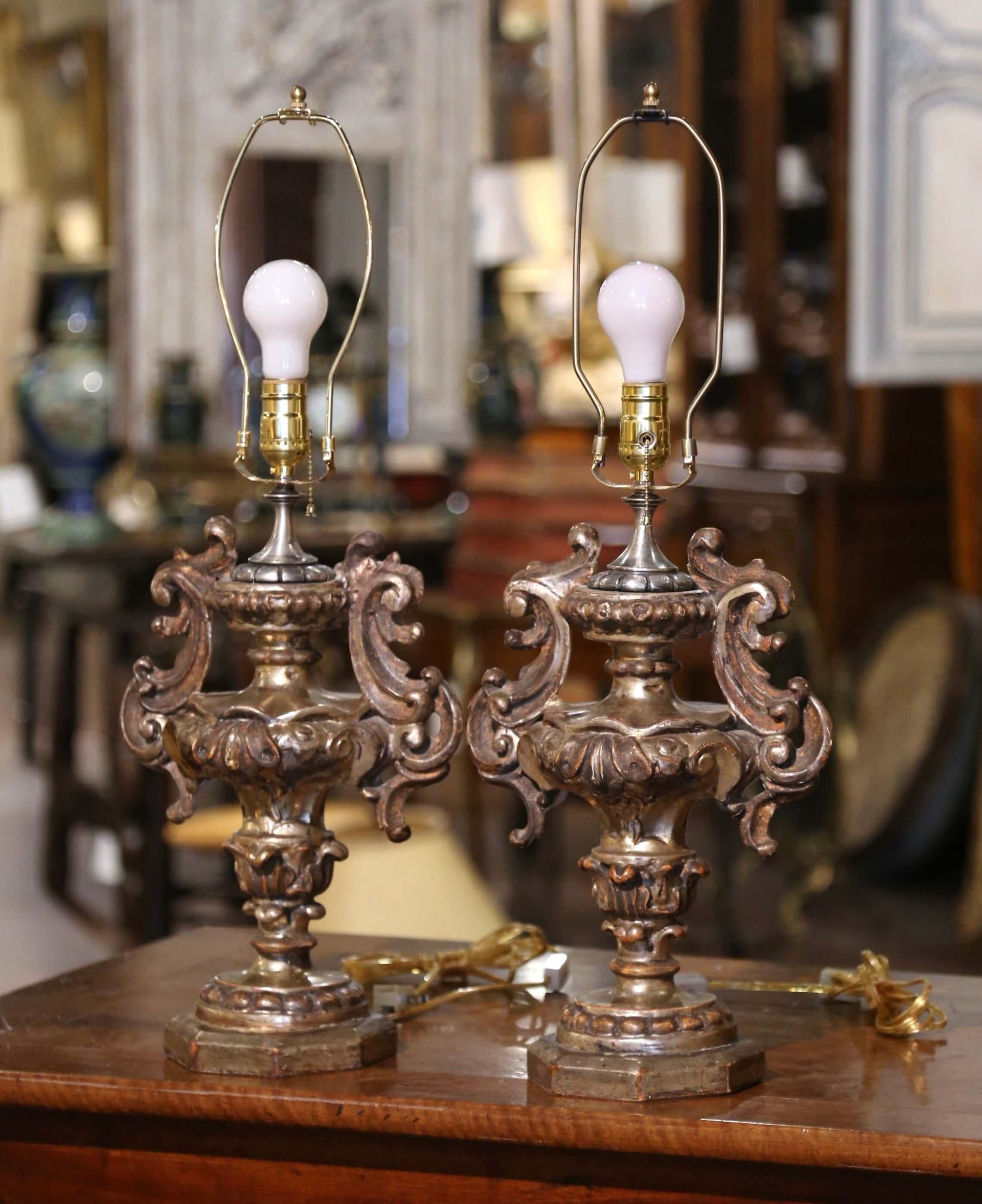 20ième siècle Paire de lampes de bureau italiennes sculptées en forme d'urne en argent avec abat-jour en vente