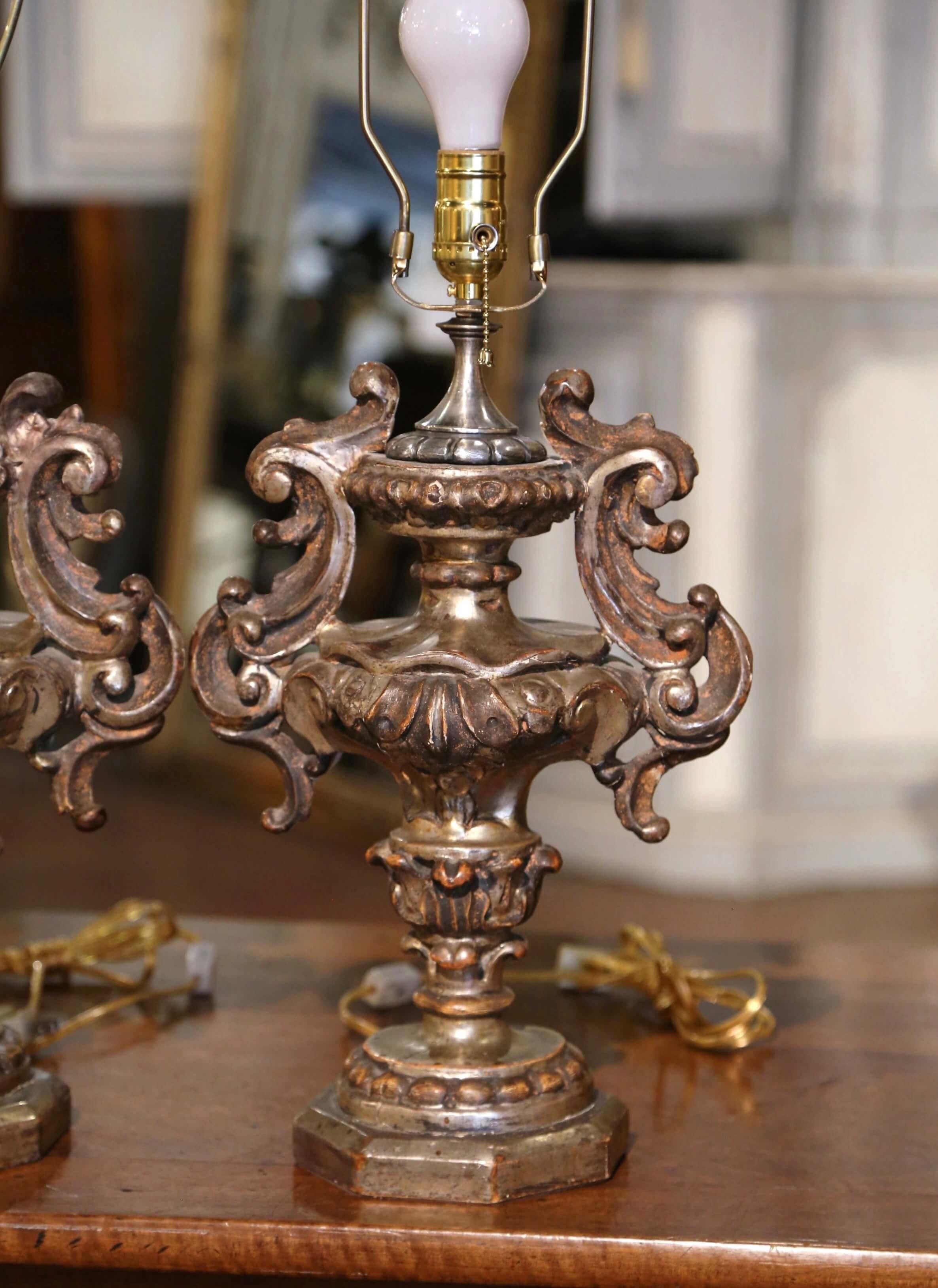 Tissu Paire de lampes de bureau italiennes sculptées en forme d'urne en argent avec abat-jour en vente