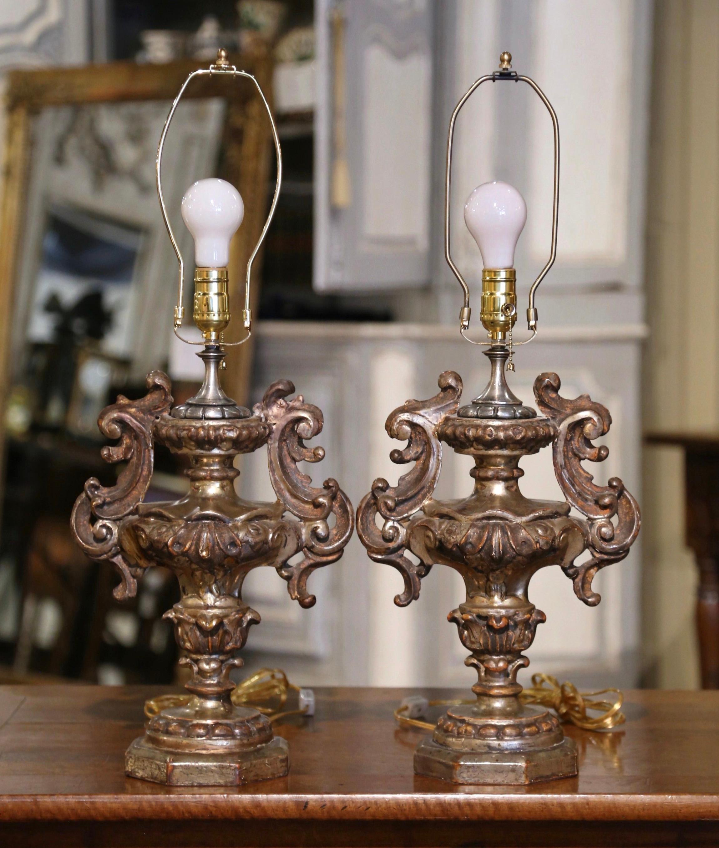 Paire de lampes de bureau italiennes sculptées en forme d'urne en argent avec abat-jour 1