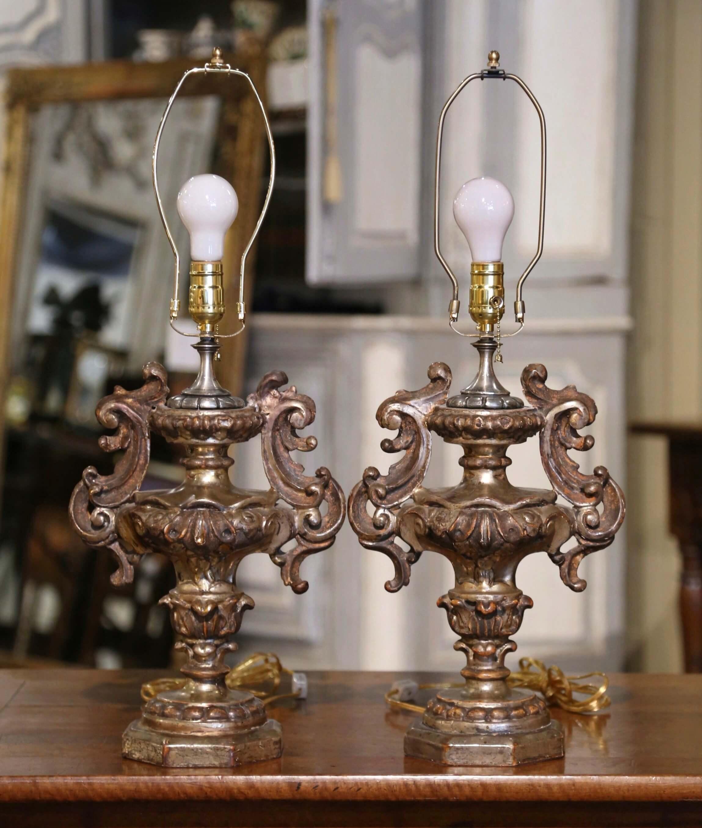 Paire de lampes de bureau italiennes sculptées en forme d'urne en argent avec abat-jour en vente 1