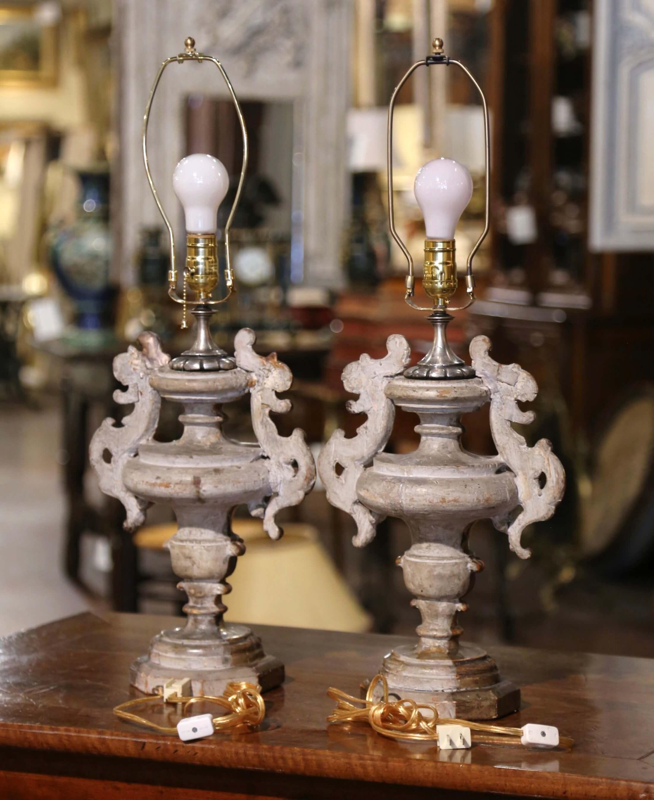 Paire de lampes de bureau italiennes sculptées en forme d'urne en argent avec abat-jour en vente 2