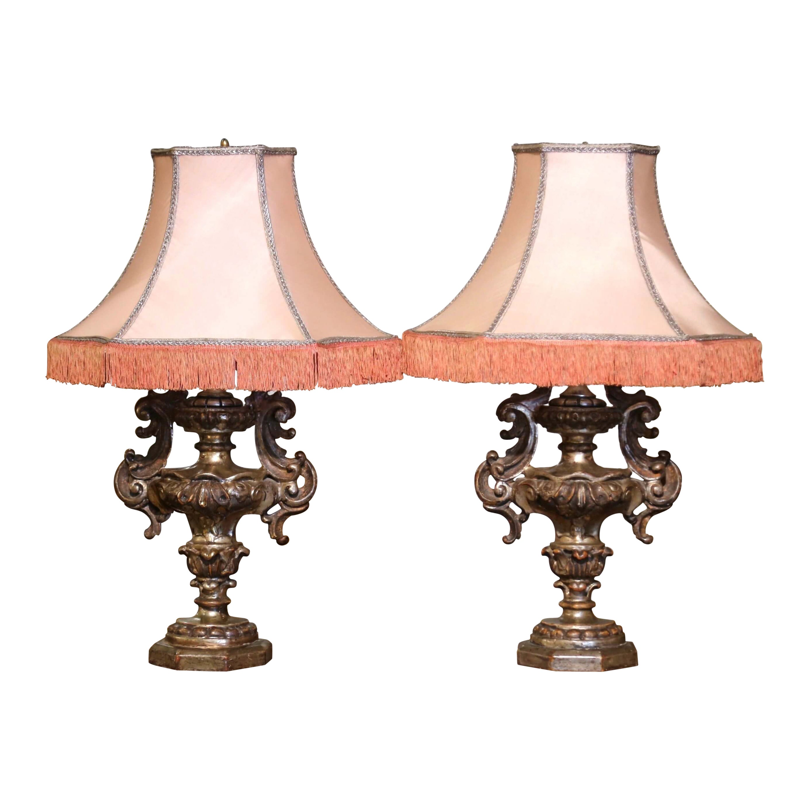 Paire de lampes de bureau italiennes sculptées en forme d'urne en argent avec abat-jour