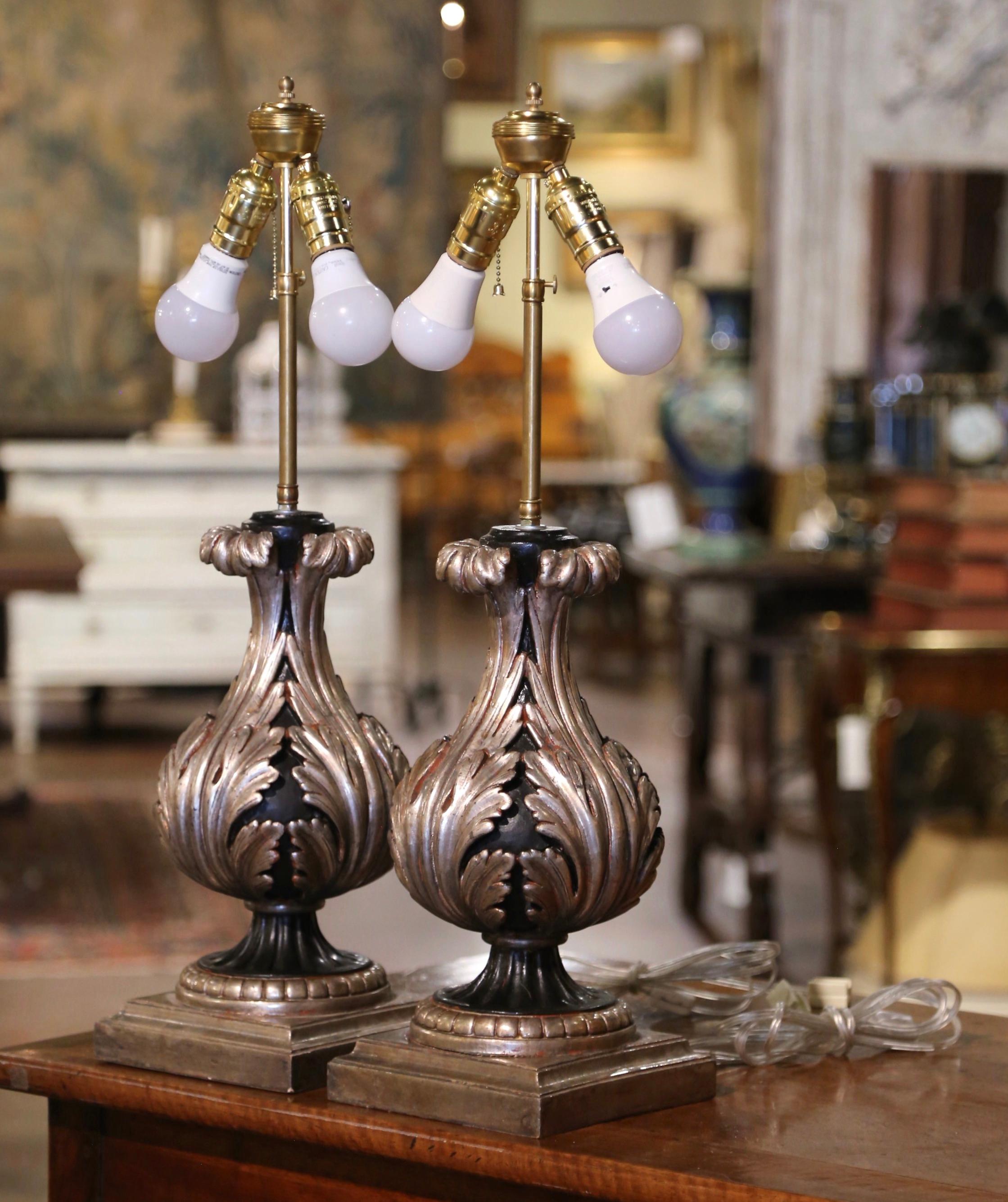 Posiziona queste eleganti lampade antiche sui comodini o su una consolle all'ingresso! Realizzata in Italia intorno al 1960, ogni lampada presenta un design classico e senza tempo, con basi a forma di urna intricatamente intagliate e ornate da