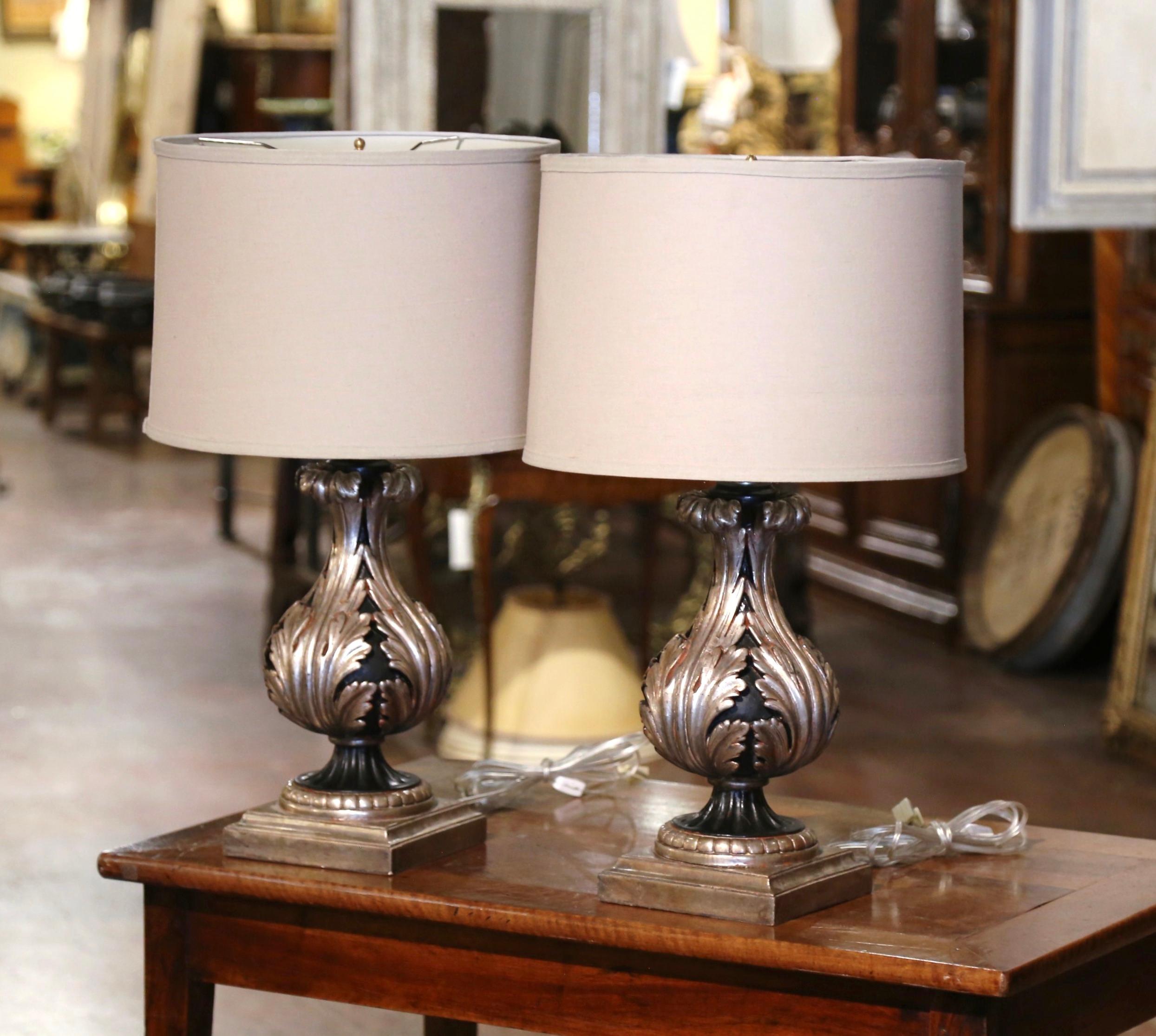 Neoclassico Coppia di lampade da tavolo italiane di metà secolo intagliate in due tonalità, annerite e argentate in vendita