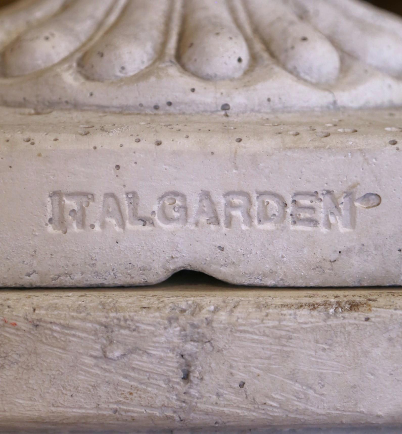 Coppia di vasi da giardino in pietra fusa di Italgarden, metà del secolo scorso, su piedistallo in vendita 2