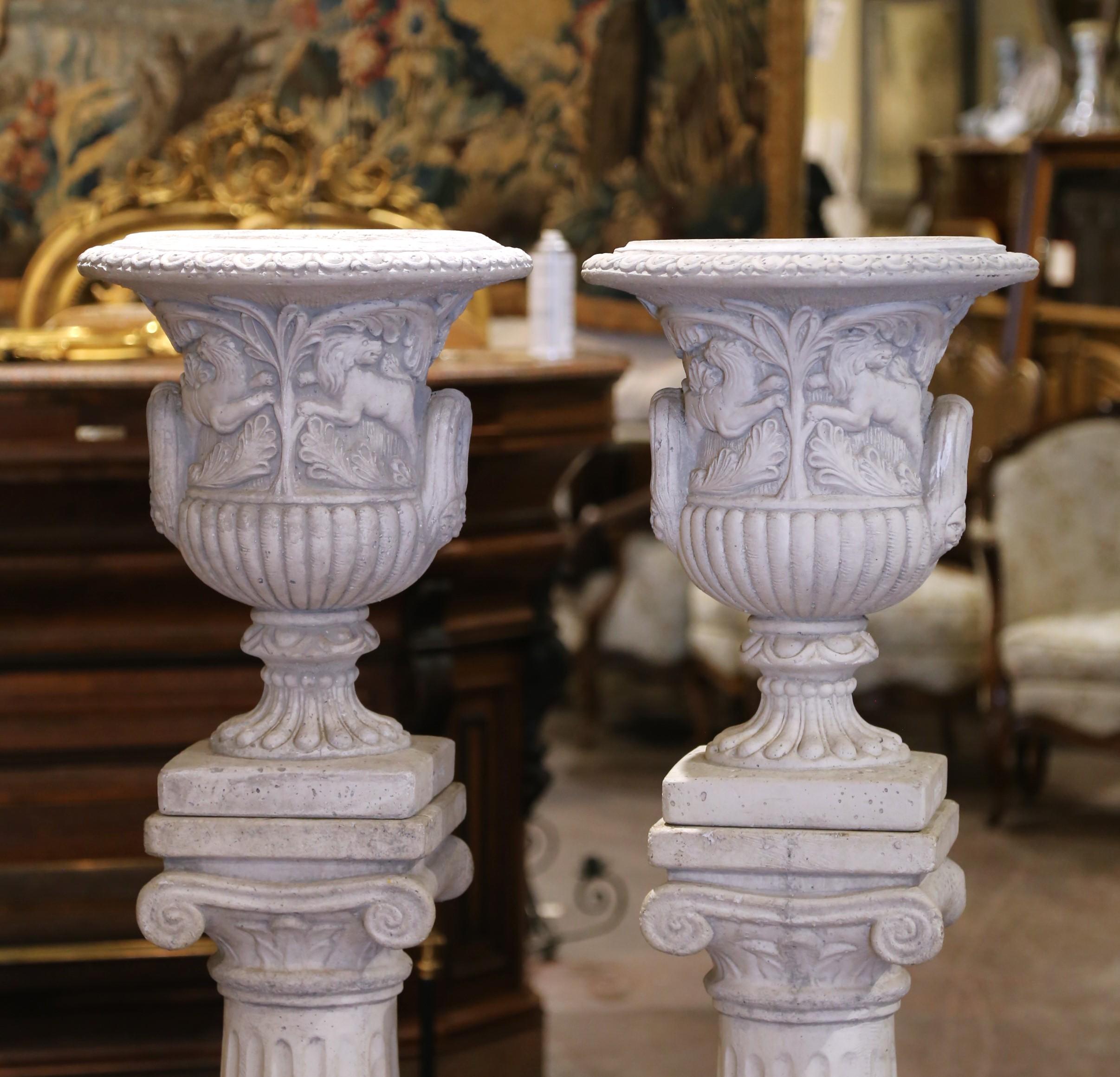 Neoclassico Coppia di vasi da giardino in pietra fusa di Italgarden, metà del secolo scorso, su piedistallo in vendita